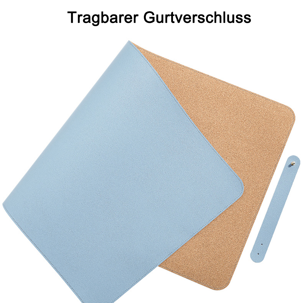 Blaue und Kork-Schreibtischunterlage mit blauem Riemen. Die Korkunterlage ist rechts.
