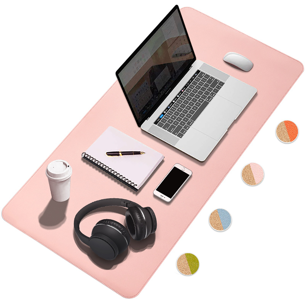 Rosa Schreibtischunterlage mit Laptop, Kopfhörern, Notizbuch, Stift, Telefon und Kaffeebecher. Farbproben.