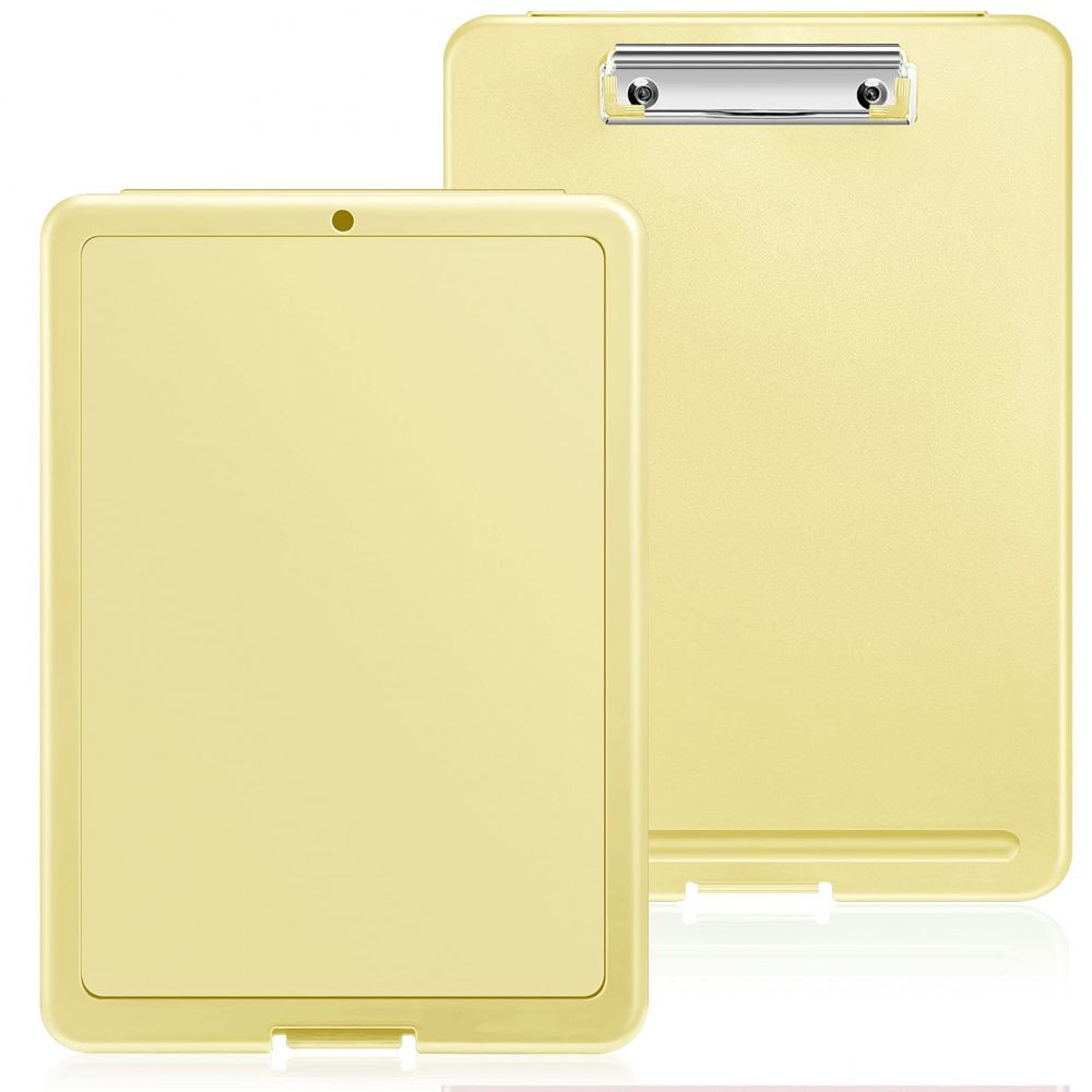 Zwei gelbe Klemmbretter, eines offen und eines geschlossen. Das offene hat ein Tablet darin. Weißer Hintergrund.