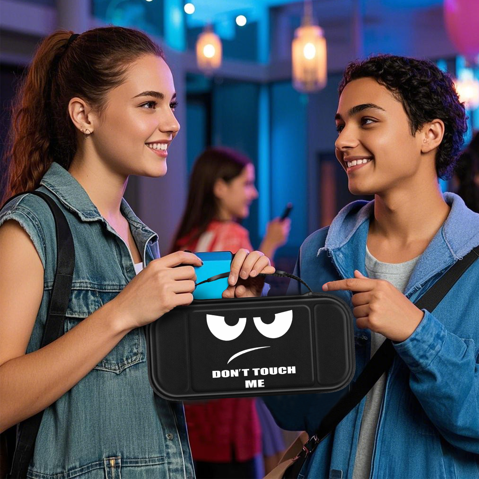 Zwei Personen halten eine Switch-Hülle. Die Hülle hat ein Gesicht mit der Aufschrift „Nicht anfassen“.
