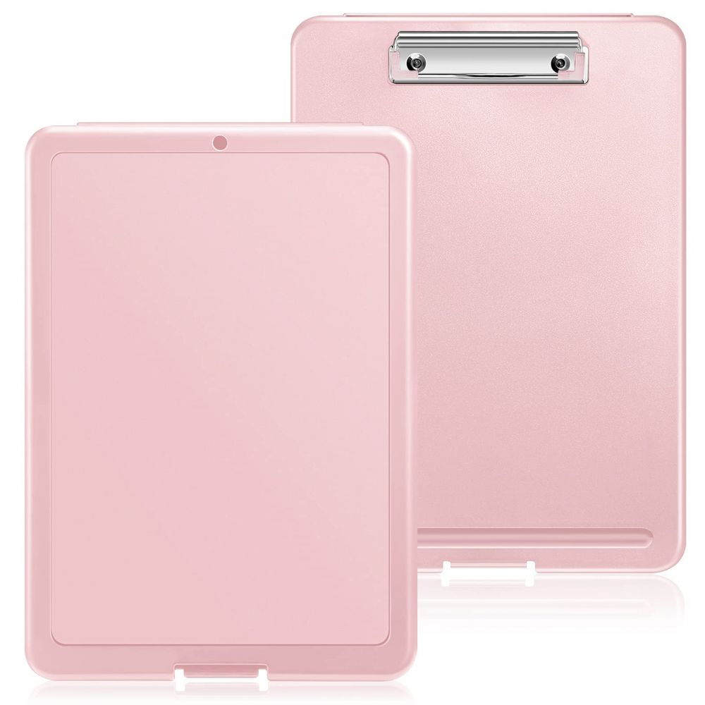 Zwei rosafarbene Klemmbretter. Eines hat eine tabletähnliche Form, das andere die traditionelle rechteckige Form.
