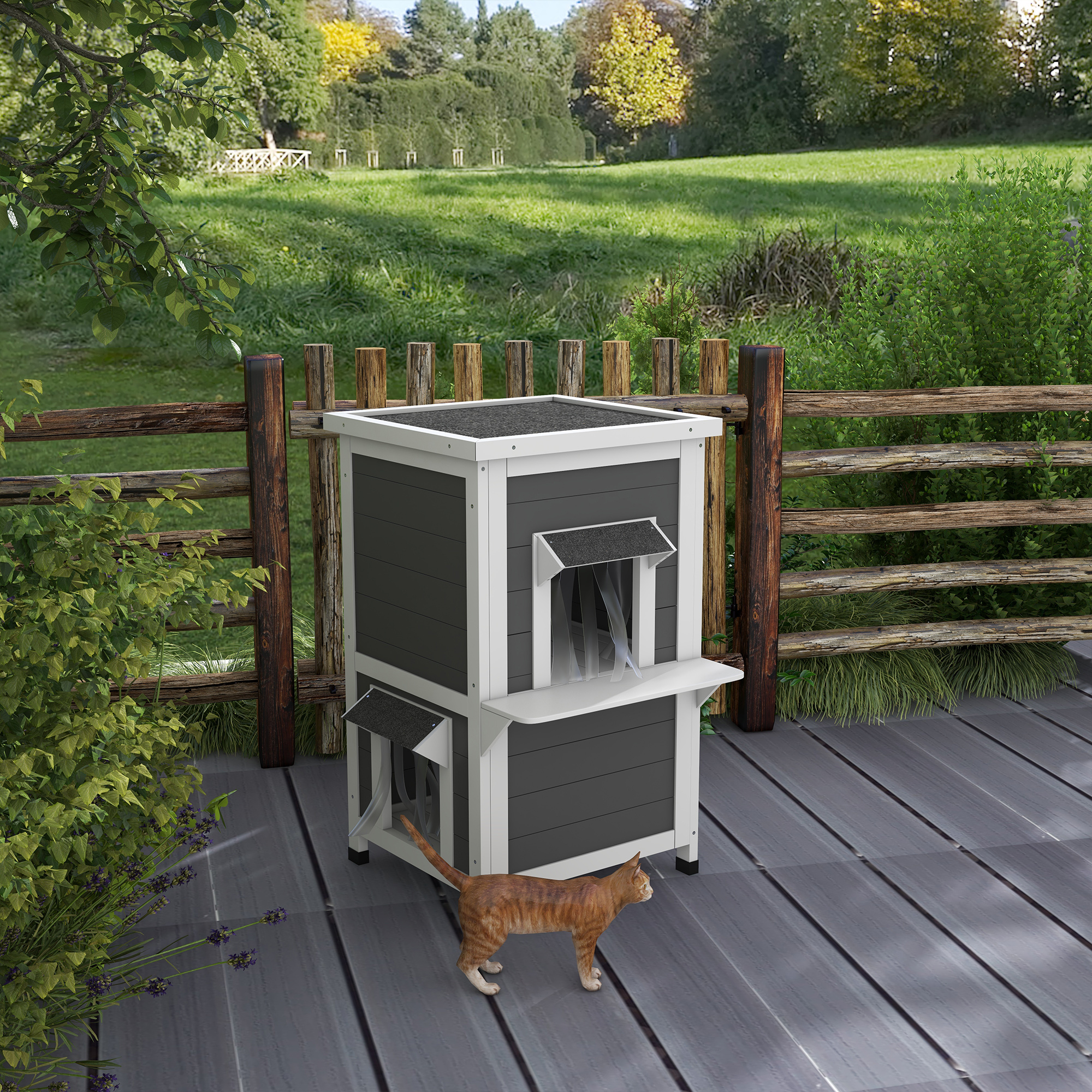 Ein Katzenhaus mit einer Katze draußen auf einer Holzterrasse in einem Garten.
