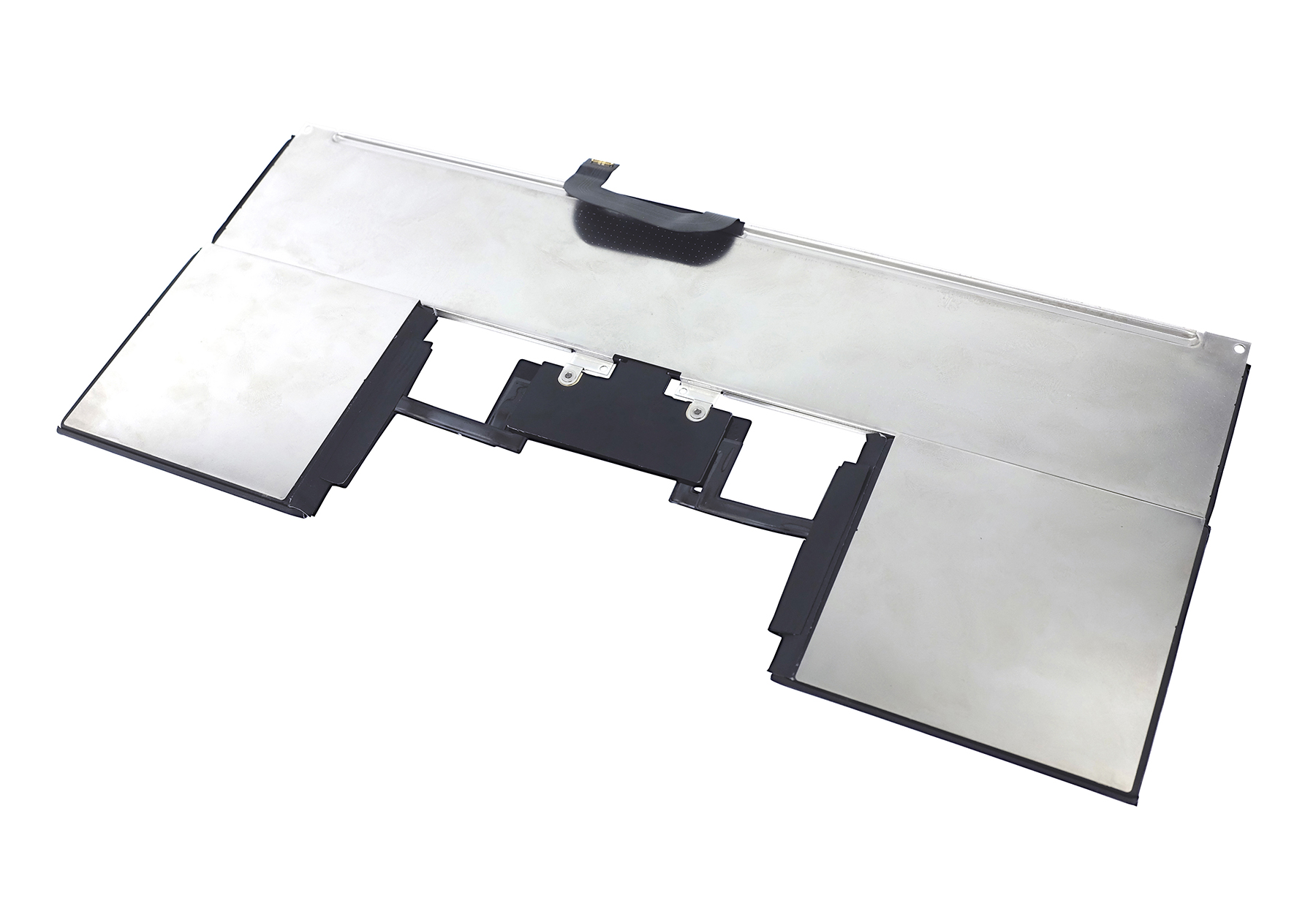 Laptop-Akku mit silbernen Metallplatten und schwarzen Verbindungskabeln.