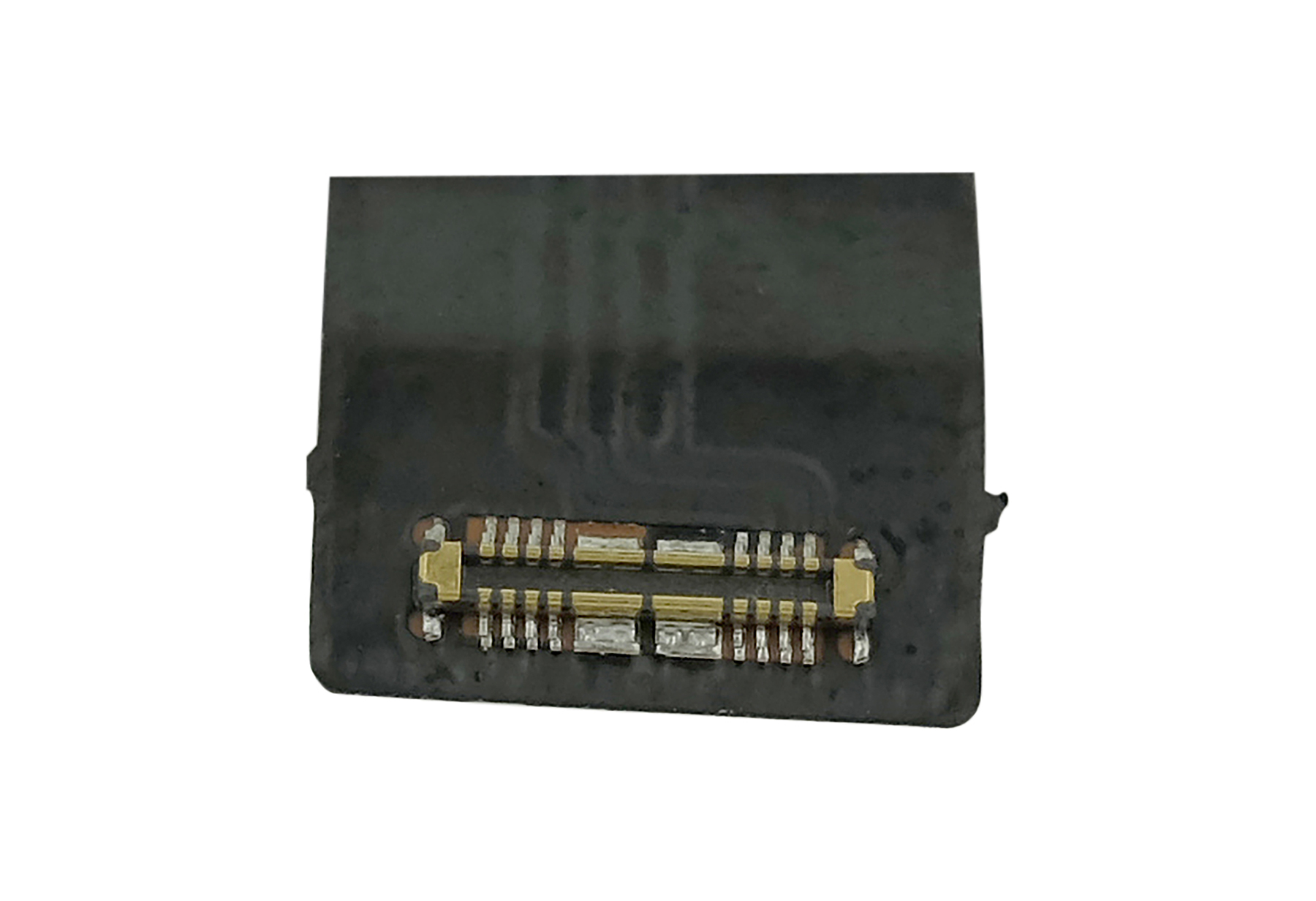 Ein kleiner schwarzer Stecker mit goldenen Kontaktstiften auf weißem Grund.