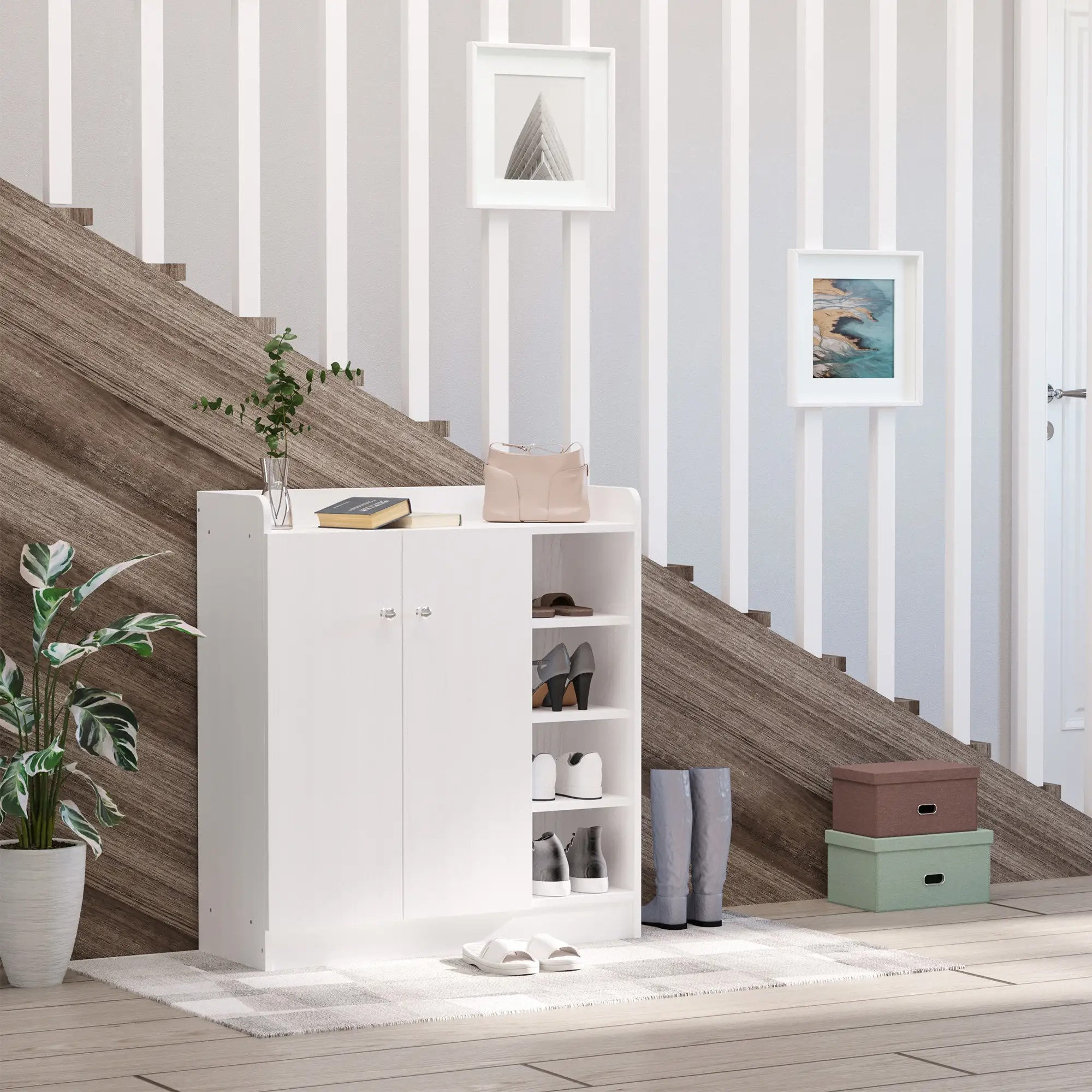 Ein weißer Schuhschrank mit zwei Türen, offenen Regalen, Schuhen und Deko neben einer Treppe.