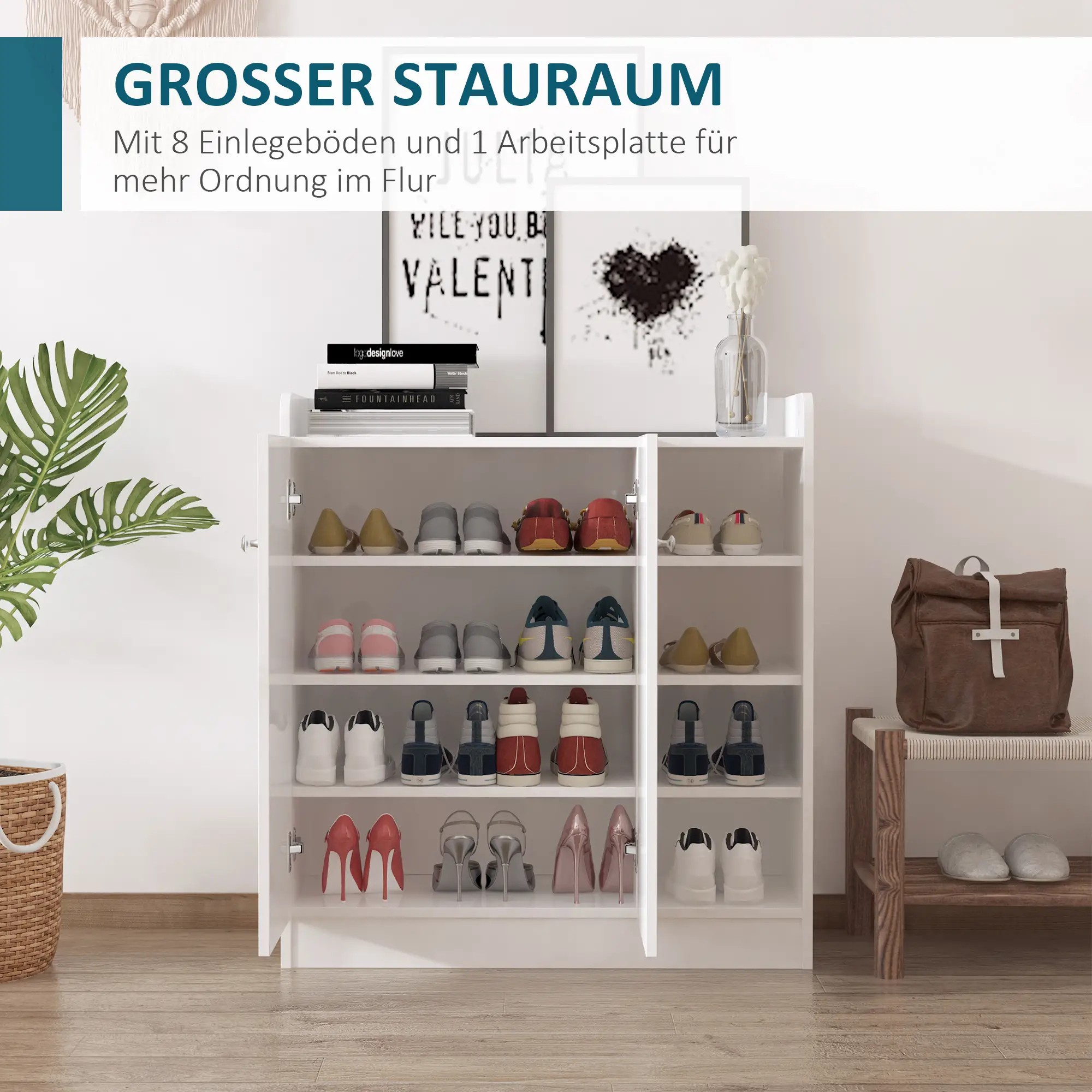 Weißer Schuhschrank, offen. Schuhe auf Regalen, eine braune Tasche und eine Holzbank.