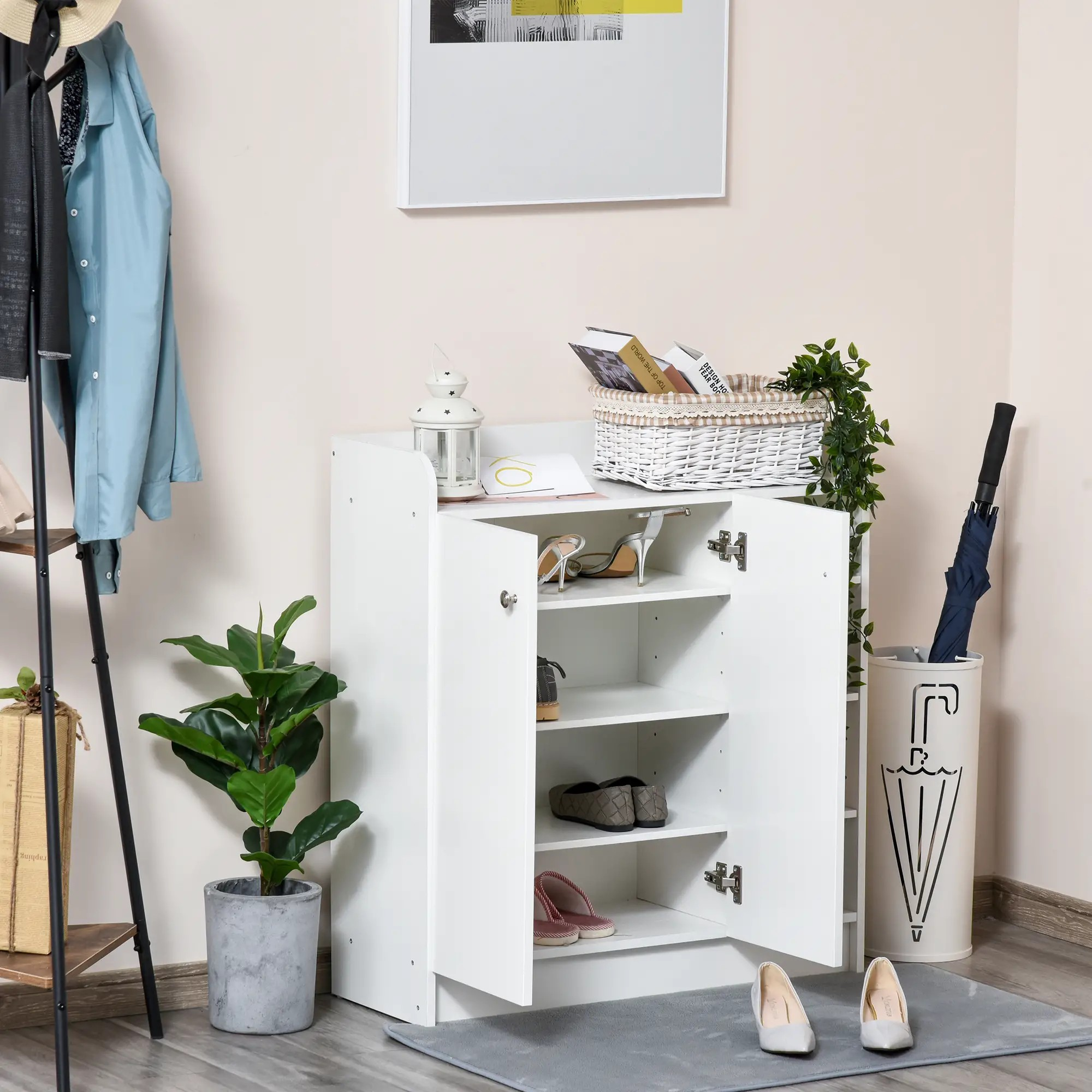 Weißer Schuhschrank mit offenen Türen, der Schuhe auf Regalen zeigt, und Dekoration in einem Raum.