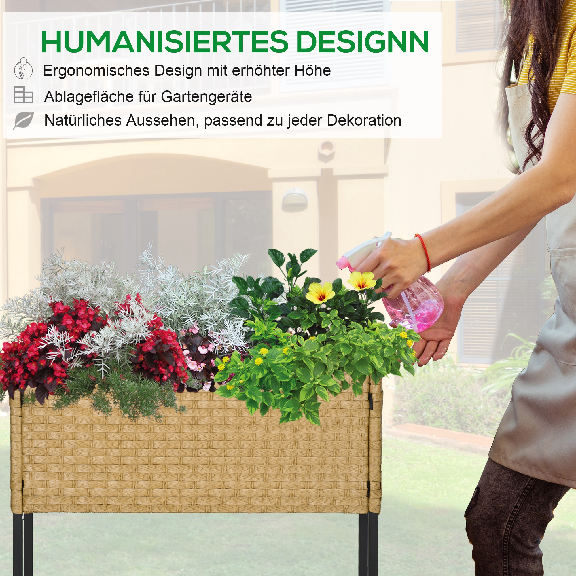 Eine Person bewässert einen Pflanzkübel mit Blumen. Der Pflanzkübel steht auf einem schwarzen Ständer.