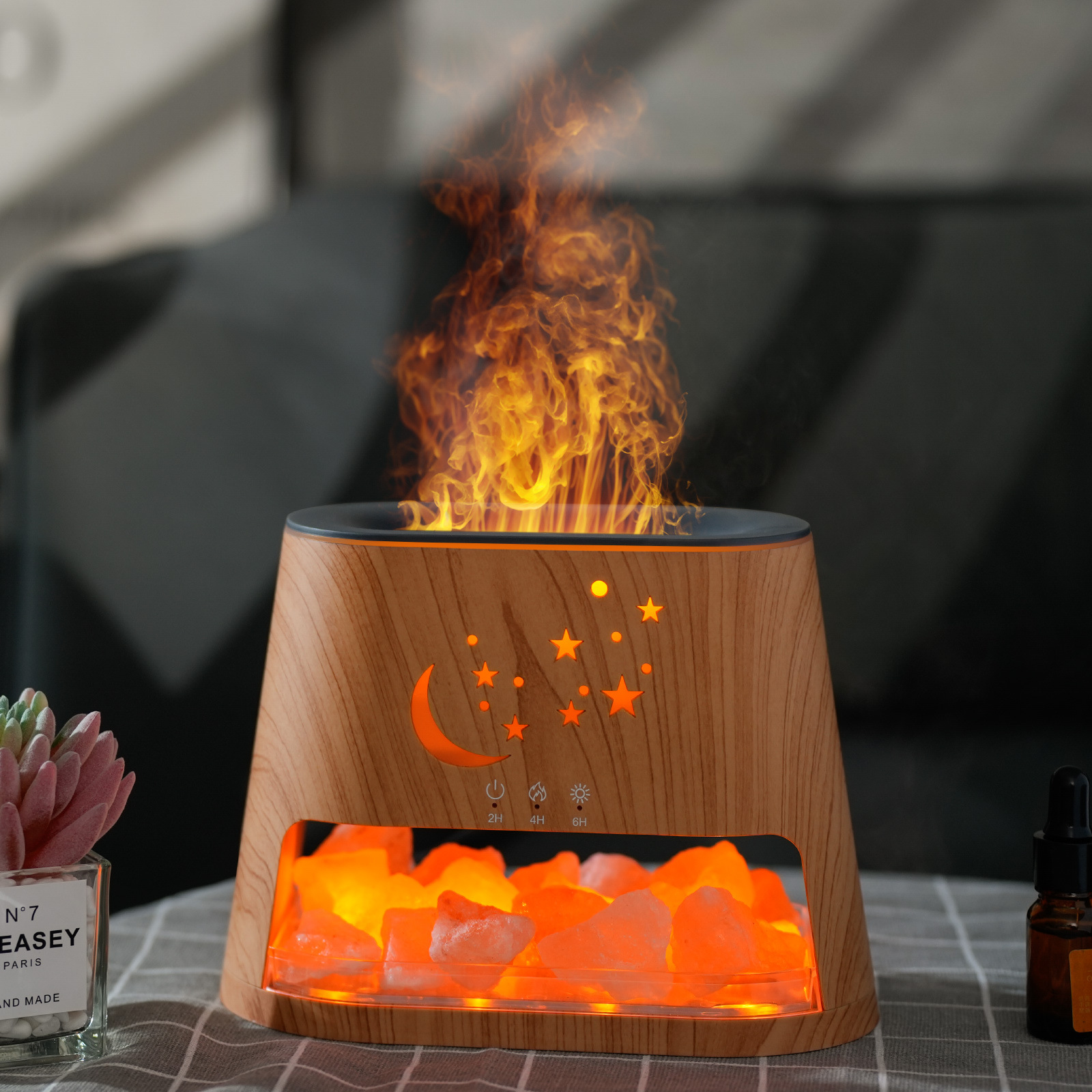Ein Aromatherapie-Diffusor mit Flammeneffekt, Mond, Sternen und Salzsteinen im Inneren.