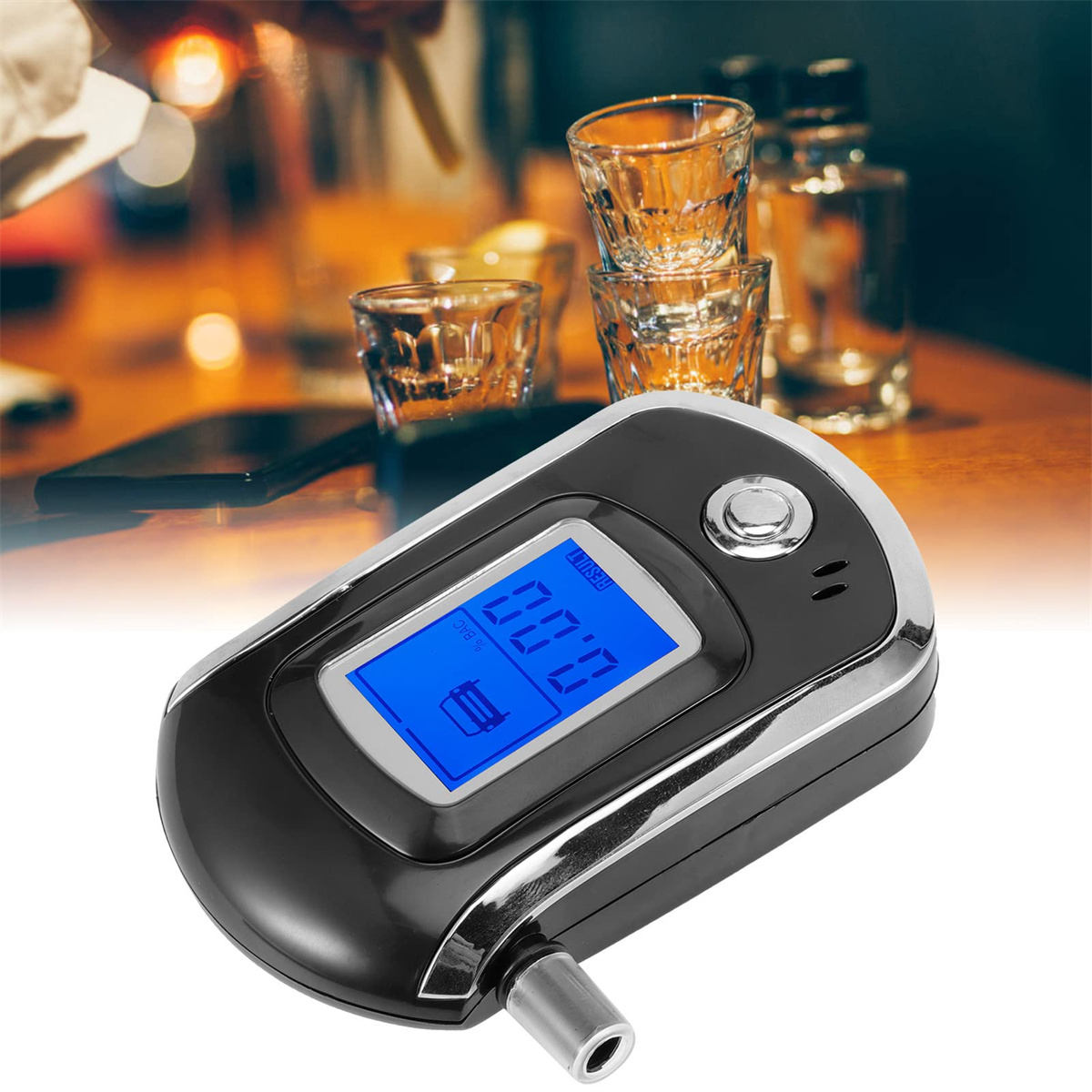 Ein Alkoholtester mit 0,00, Schnapsgläser und Alkoholflaschen im verschwommenen Hintergrund.
