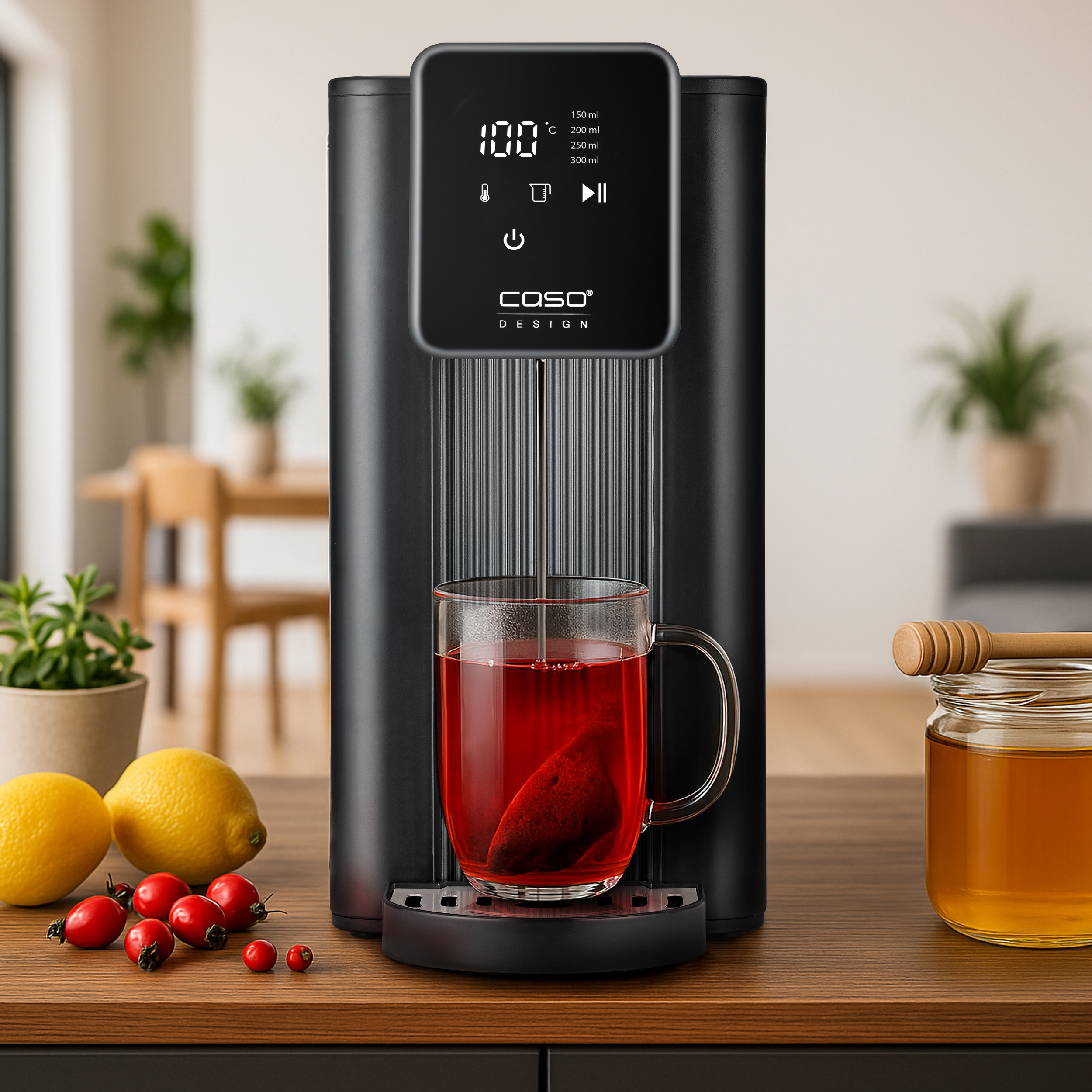 Ein schwarzer Wasserspender steht auf einem Holztisch neben Zitronen, Beeren und einem Honigglas.