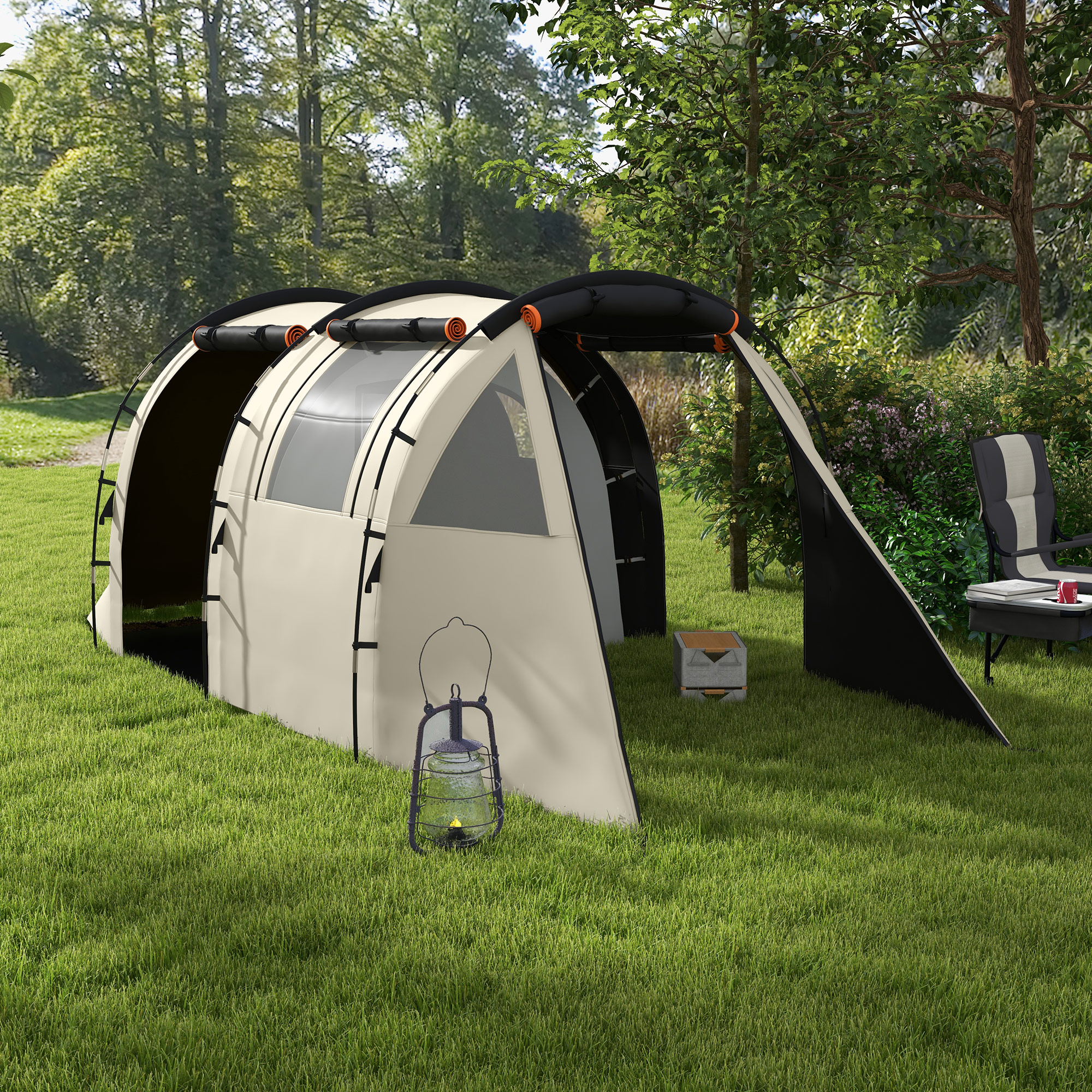 Beiges Campingzelt auf Grasfläche mit Bäumen im Hintergrund. Eine Laterne und ein Stuhl sind sichtbar.