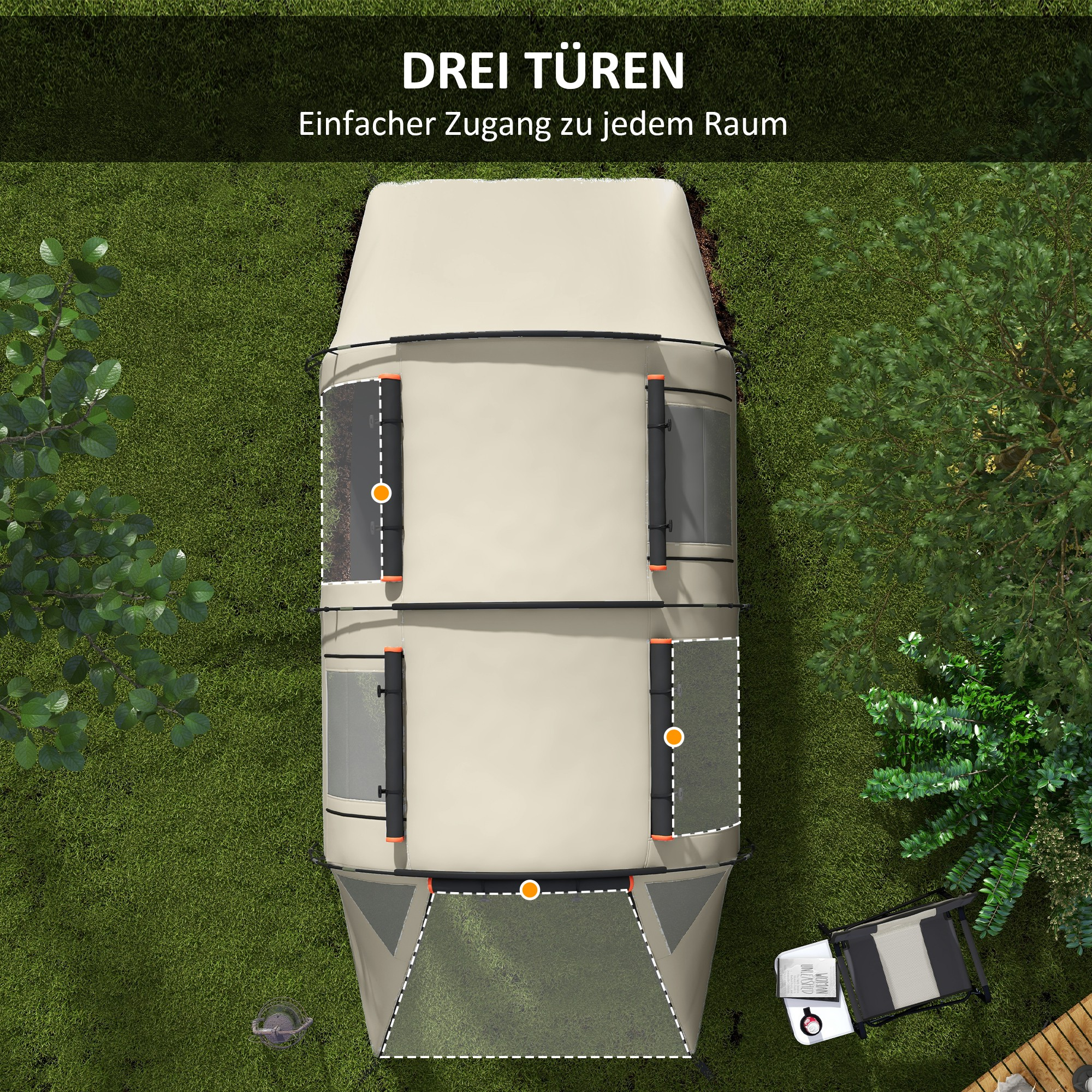 Draufsicht auf ein beiges Campingzelt auf Gras. Drei Türen sind sichtbar. Bäume und ein Stuhl im Hintergrund.