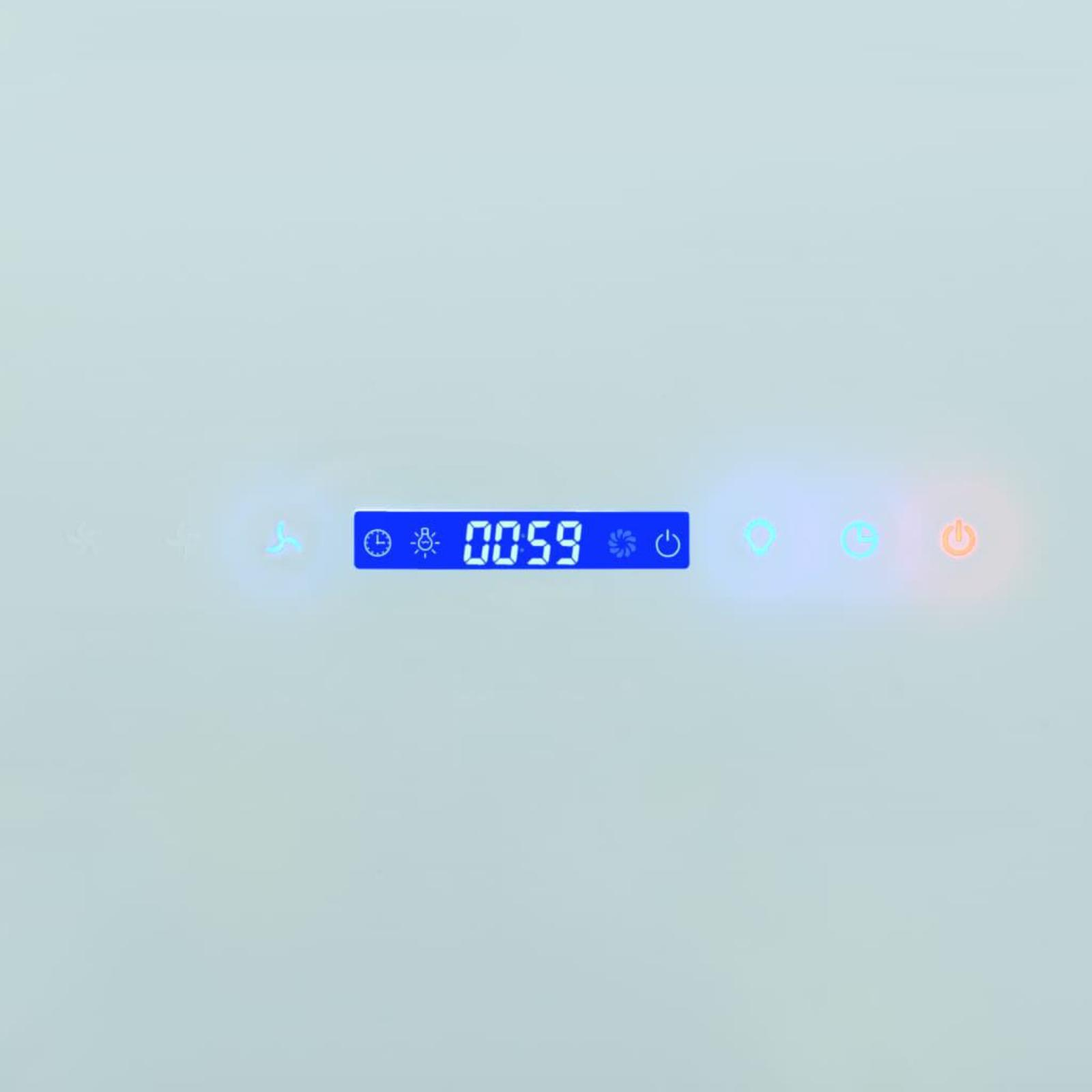 Nahaufnahme eines Digitaldisplays mit Uhrzeit und Einstellungen für die Dunstabzugshaube. Blaue und rote Lichter.