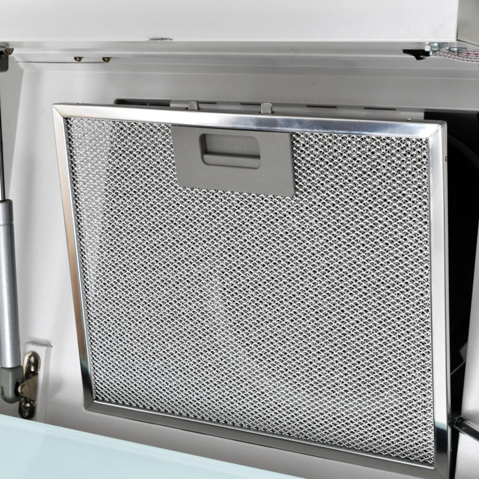 Nahaufnahme eines Metallgitterfilters in einem weißen Schrank. Der Filter hat einen silbernen Rahmen und einen grauen Griff.