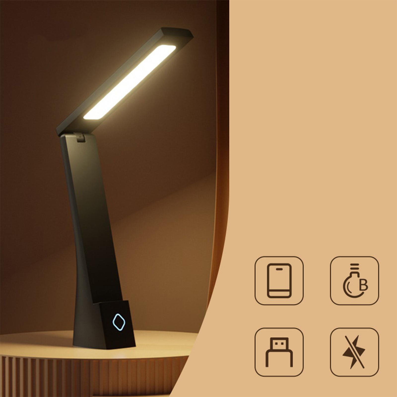 Eine schwarze Schreibtischlampe mit rechteckigem Licht, auf einer Holzoberfläche positioniert, mit Symbolen auf beigem Hintergrund.