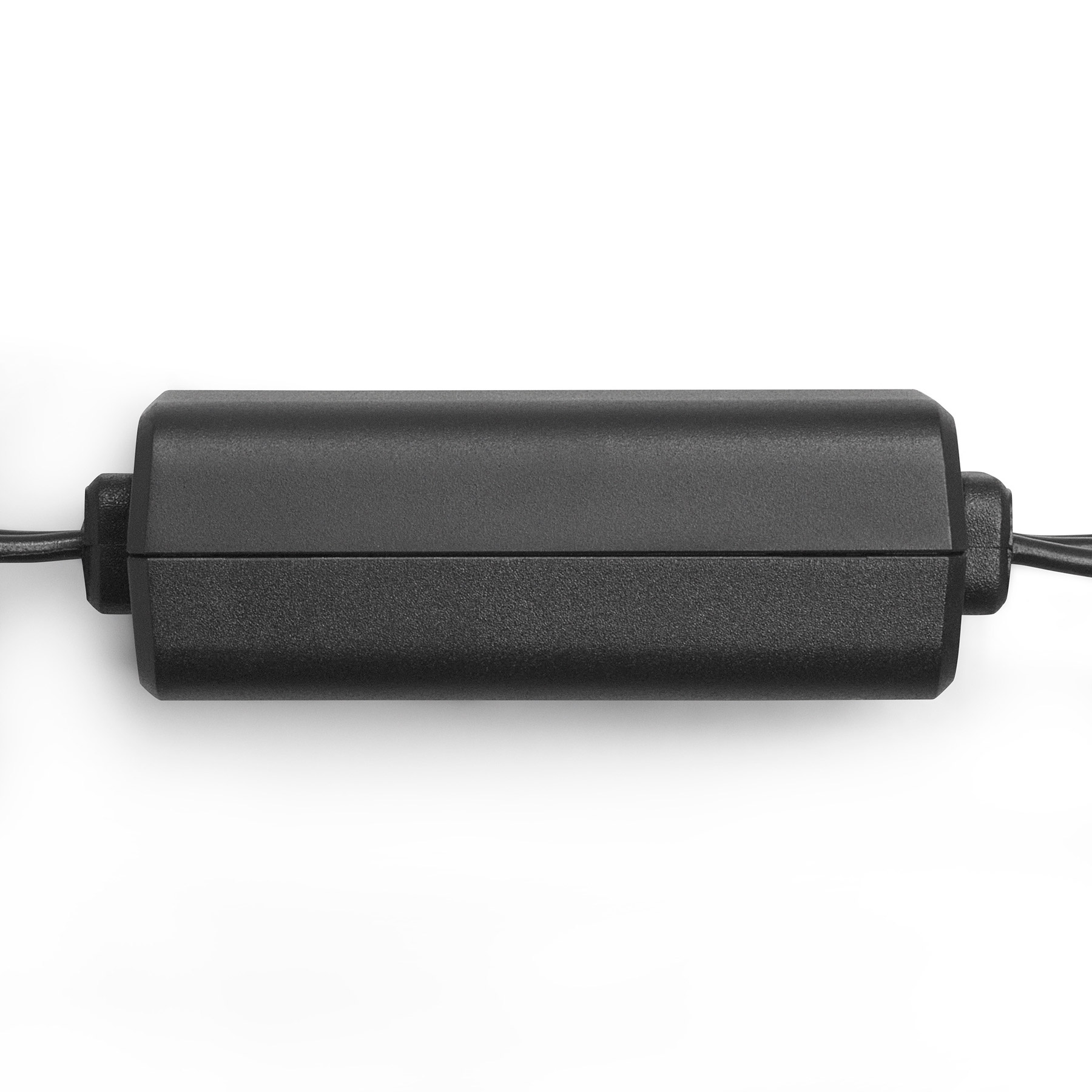 Ein schwarzer, rechteckiger Netzadapter mit zwei Stiften und einem Kabel, auf weißem Hintergrund.