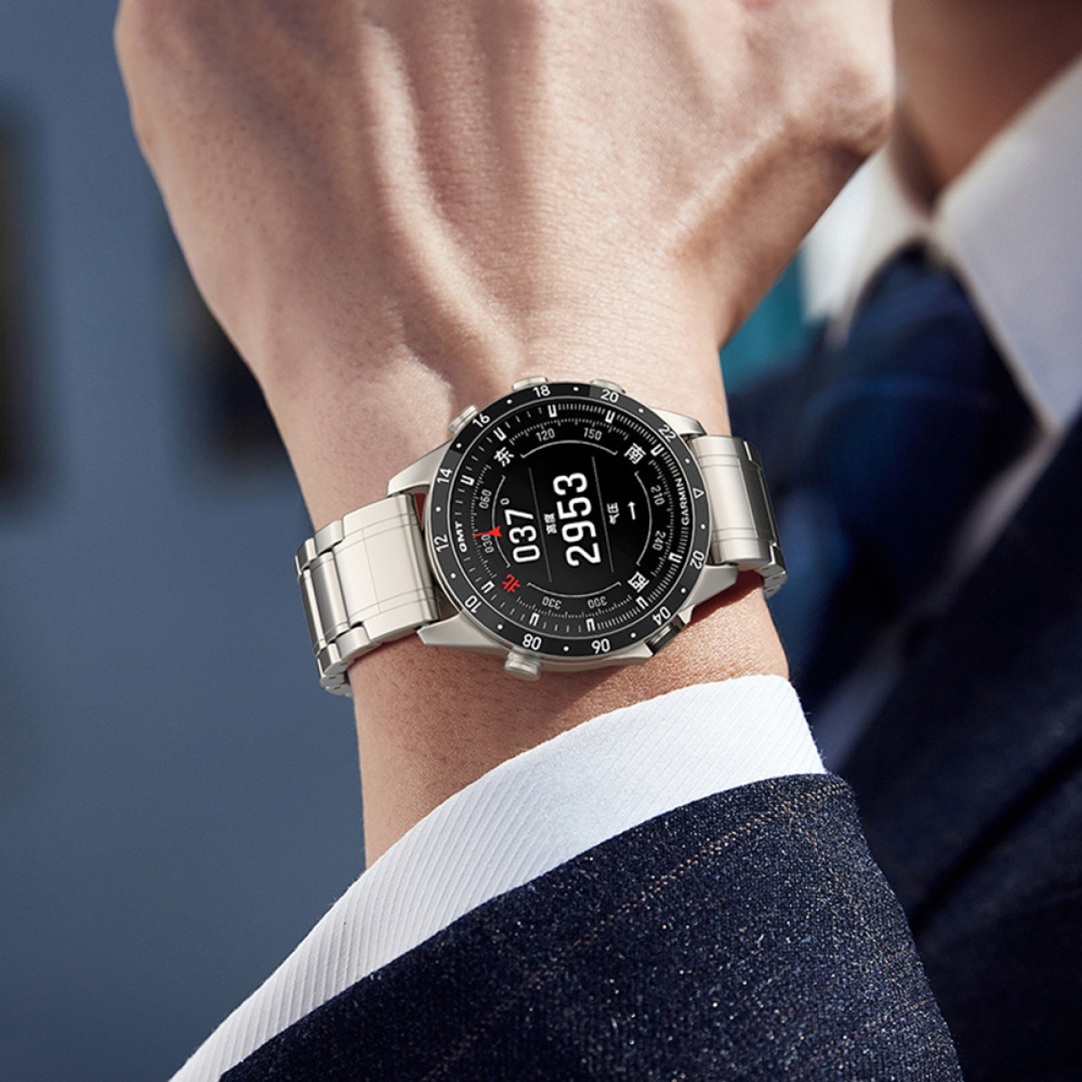 Eine silberne Smartwatch am Handgelenk, die Zeit und andere Daten auf dem Bildschirm anzeigt.
