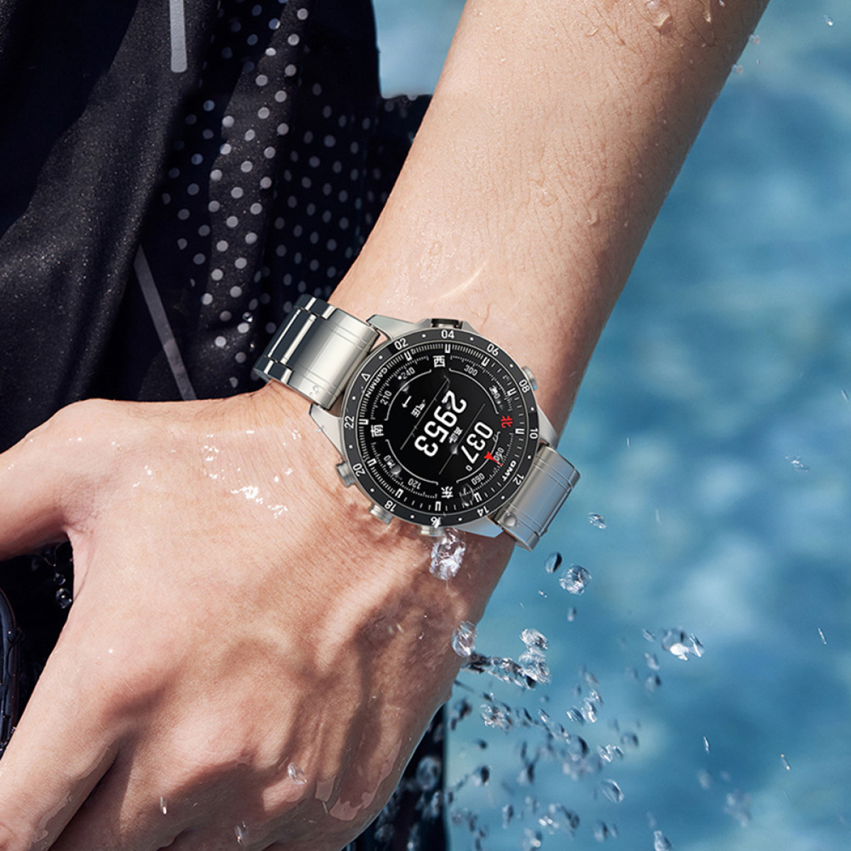 Handgelenk mit silberner Uhr. Wasser spritzt um das Handgelenk herum.