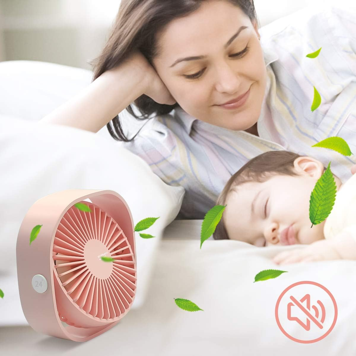 Eine Frau betrachtet ein schlafendes Baby mit einem rosa Ventilator, der grüne Blätter bläst. Ein Stumm-Symbol wird gezeigt.