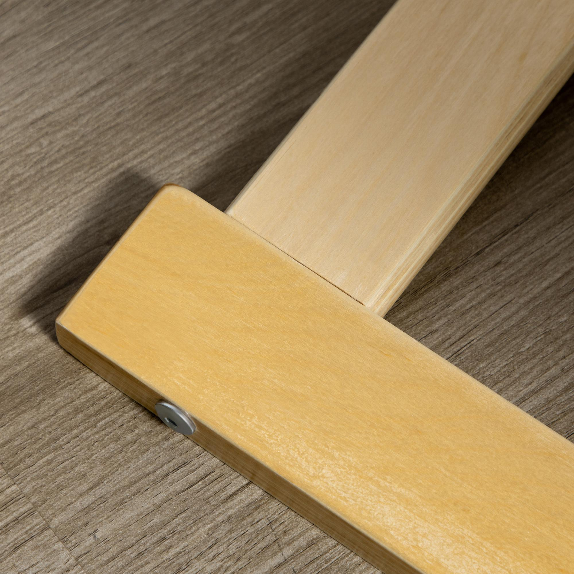 Nahaufnahme der Holzstuhlfugen auf einem Holzboden.