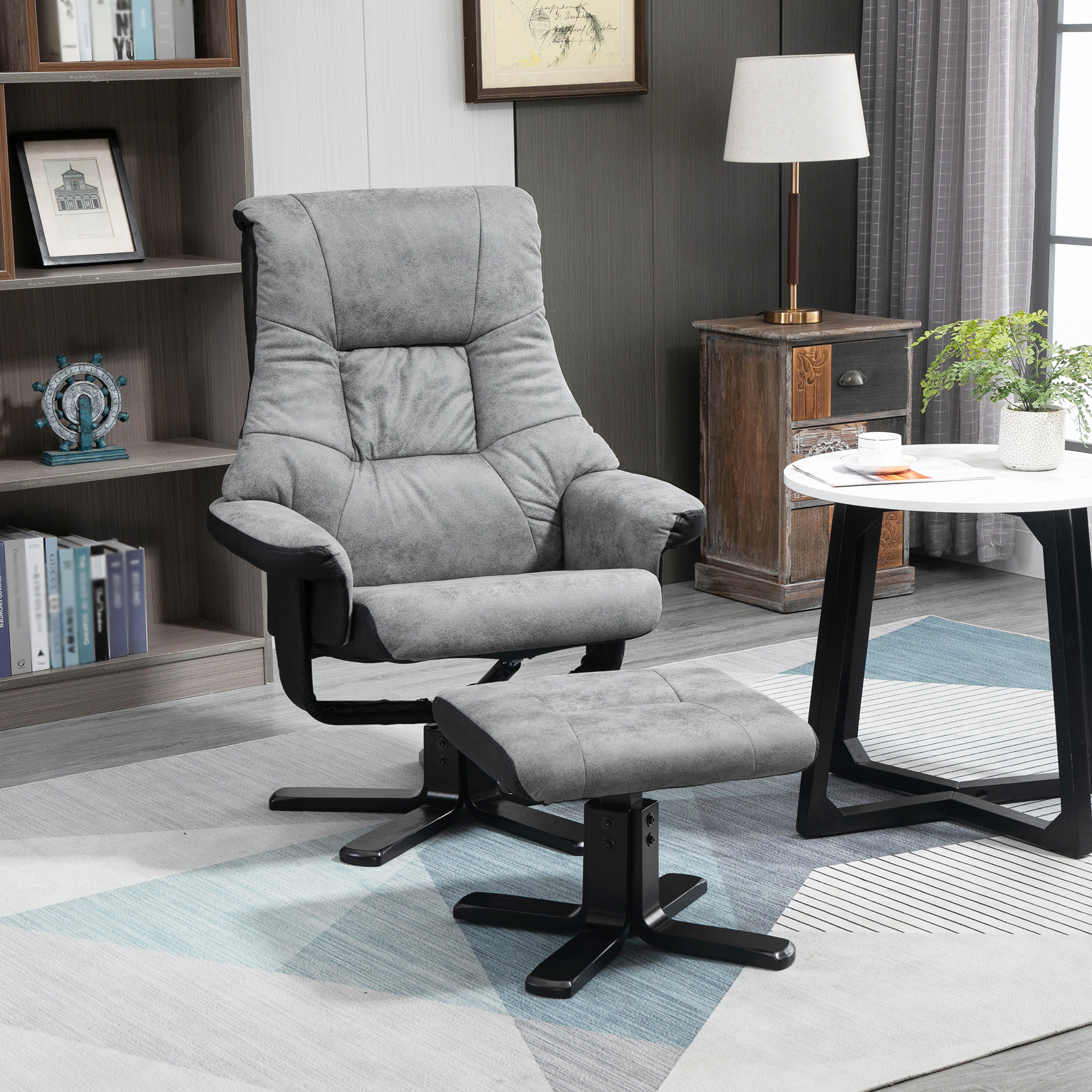 Grauer Relaxsessel und Ottomane in einem Wohnzimmer, mit Lampe und Beistelltisch.