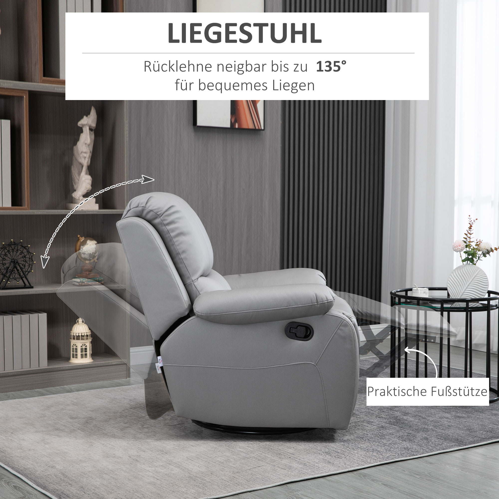 Ein grauer Relaxsessel in einem Wohnzimmer. Er kann bis zu 135 Grad geneigt werden und hat eine Fußstütze.