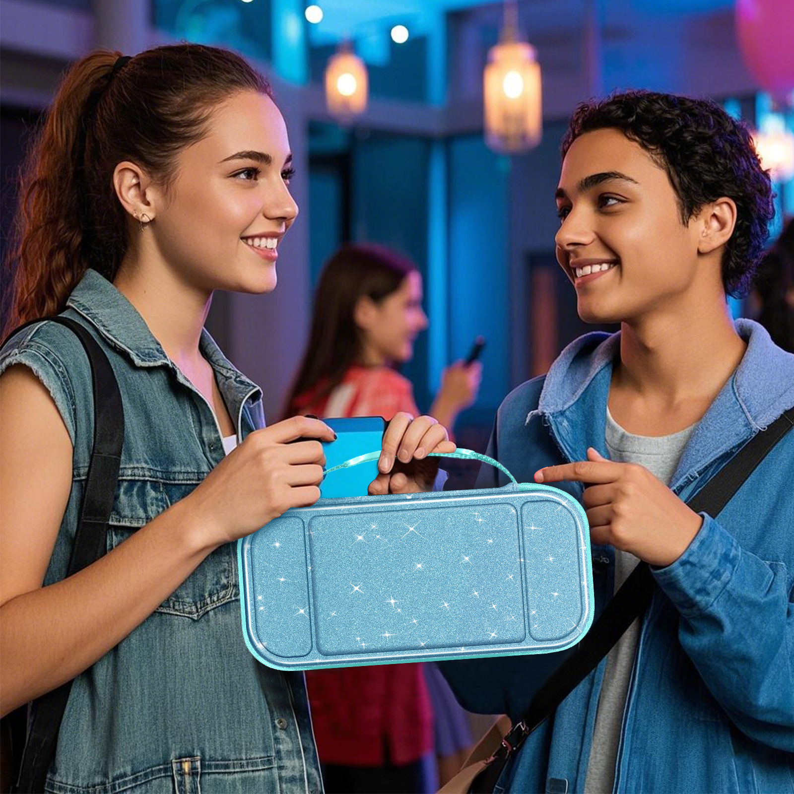 Zwei junge Leute teilen sich eine blaue glitzernde Switch-Hülle in einem gut beleuchteten Innenraum.