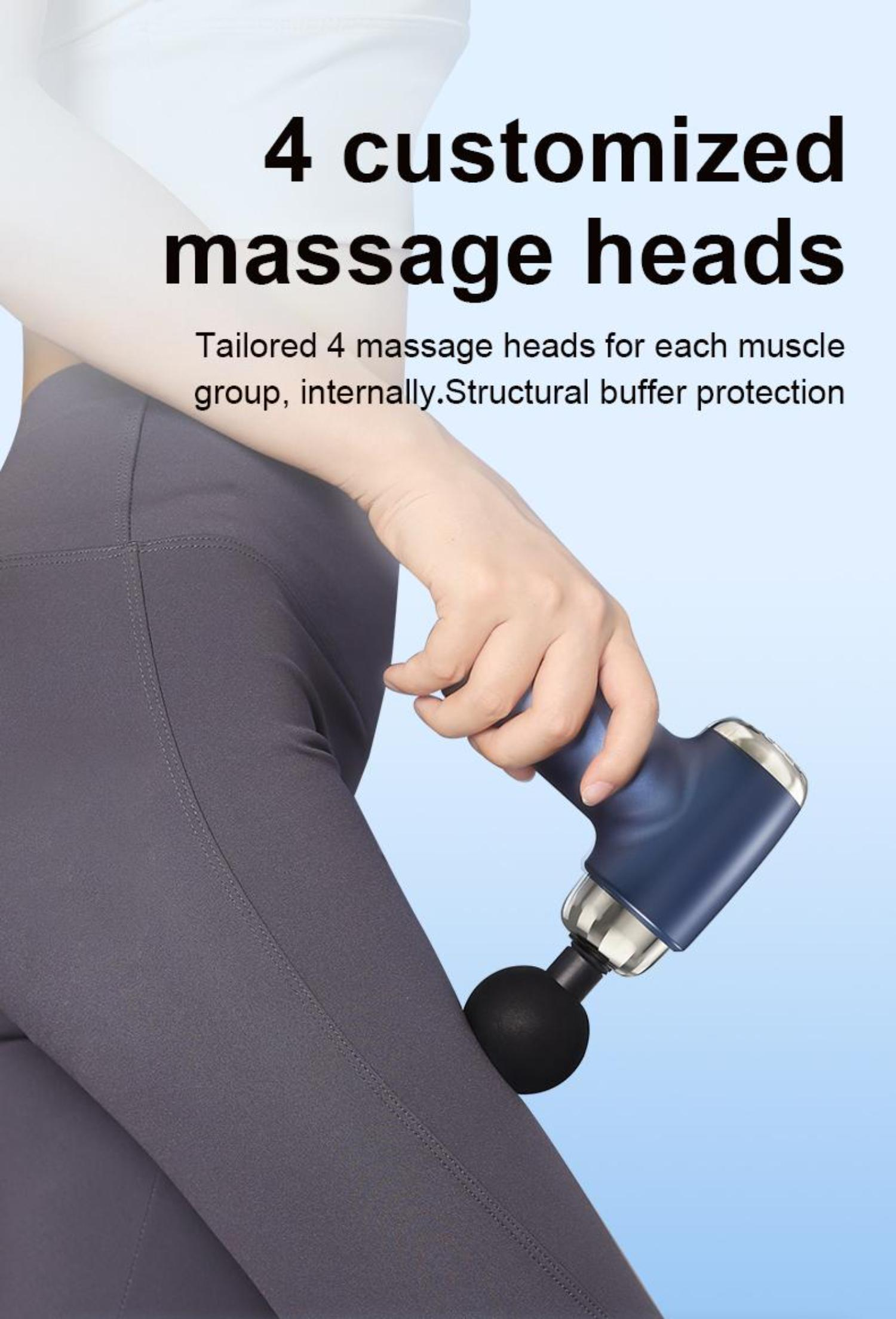 Eine Frau hält eine Massagepistole an ihrem Oberschenkel. Text sagt 4 kundenspezifische Massageköpfe. Blauer Hintergrund.