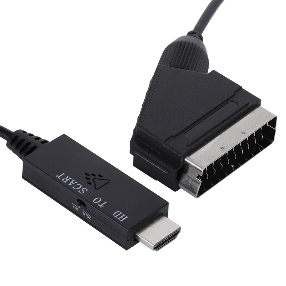 Ein schwarzes HD-zu-SCART-Adapterkabel mit HDMI- und SCART-Anschlüssen. Weißer Hintergrund.