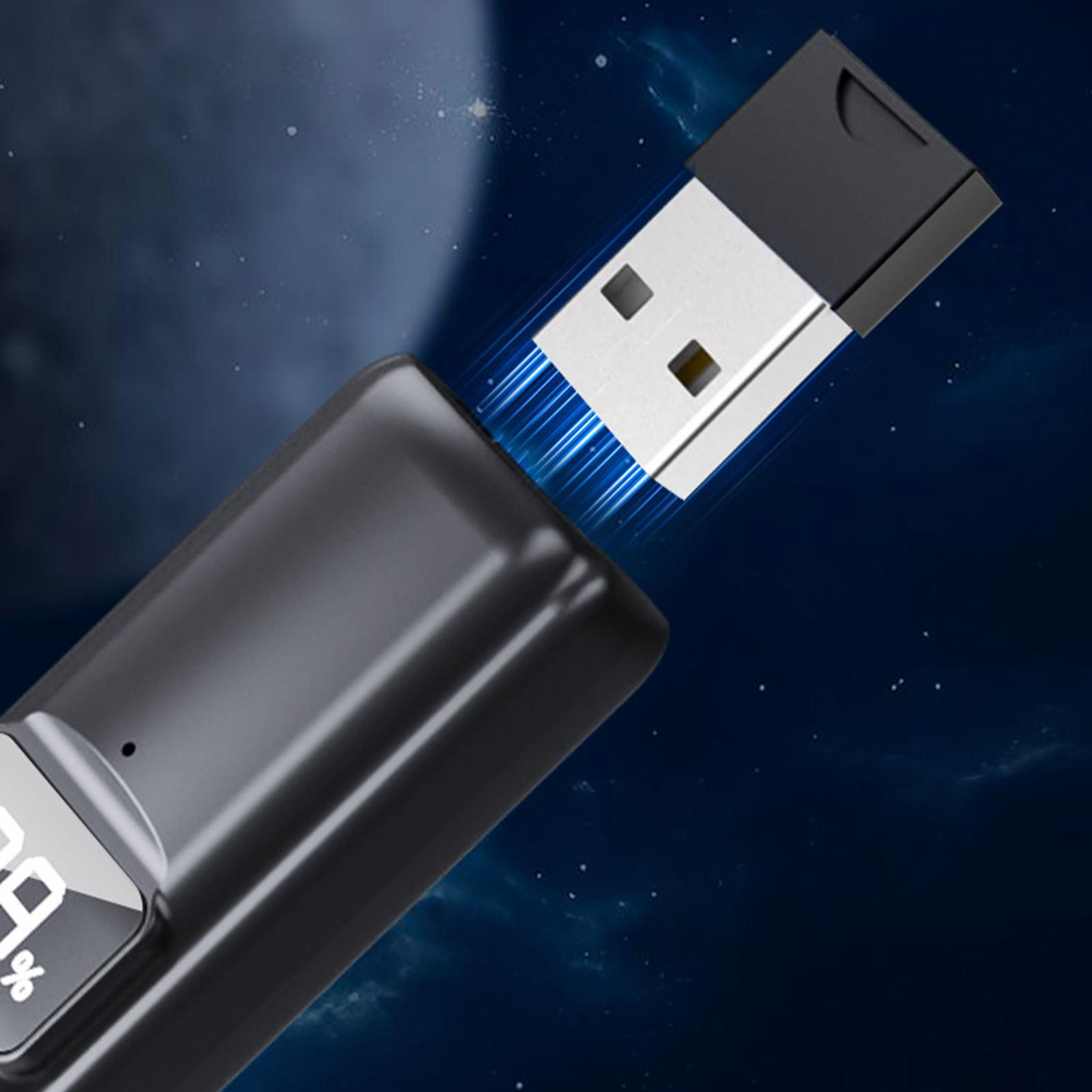 Ein schwarzer USB-Dongle sendet blaues Licht aus und wird in ein schwarzes Gerät eingefügt. Nachthimmel-Hintergrund.