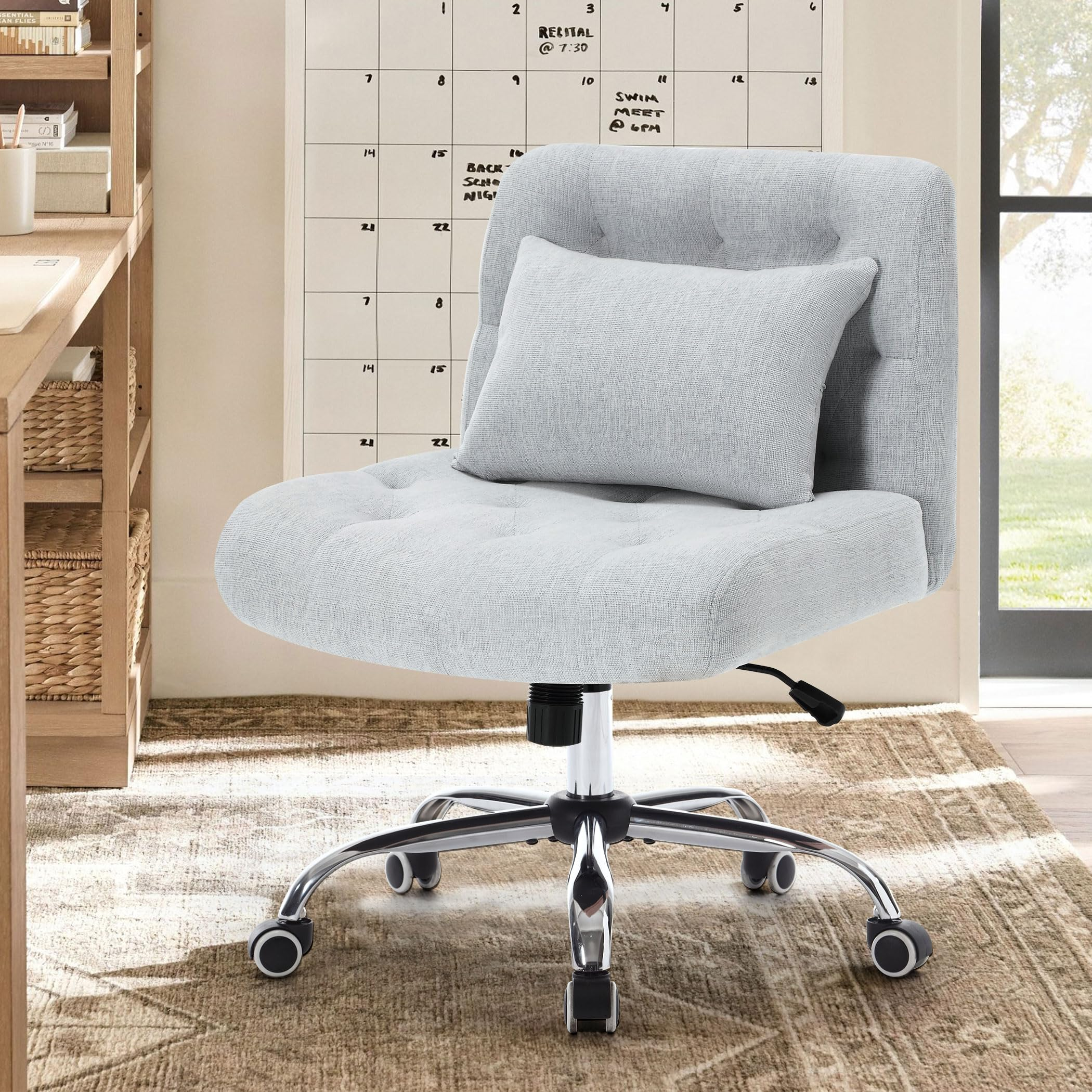 Hellgrauer Bürostuhl mit Kissen, in einem Homeoffice-Setting.