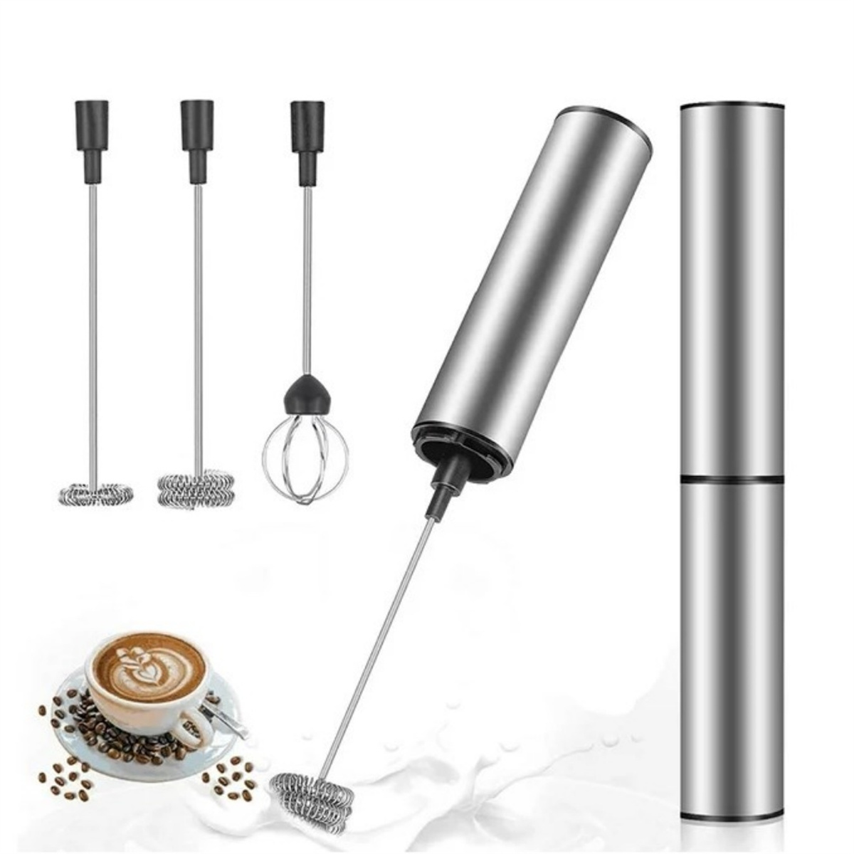 Das Bild zeigt einen Milchaufschäumer mit Aufsätzen, einen Latte Macchiato und Milchspritzer auf weißem Hintergrund.