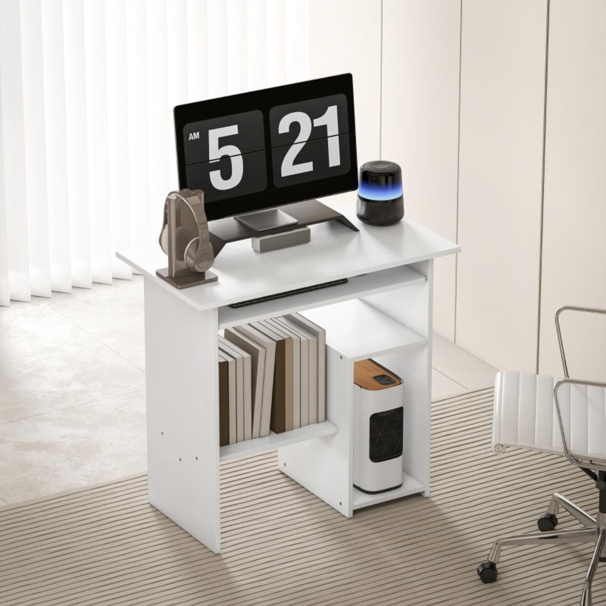 Ein weißer Schreibtisch mit einer Digitaluhr, einem Computerbildschirm, Büchern und einem kleinen weißen und braunen Heizgerät.
