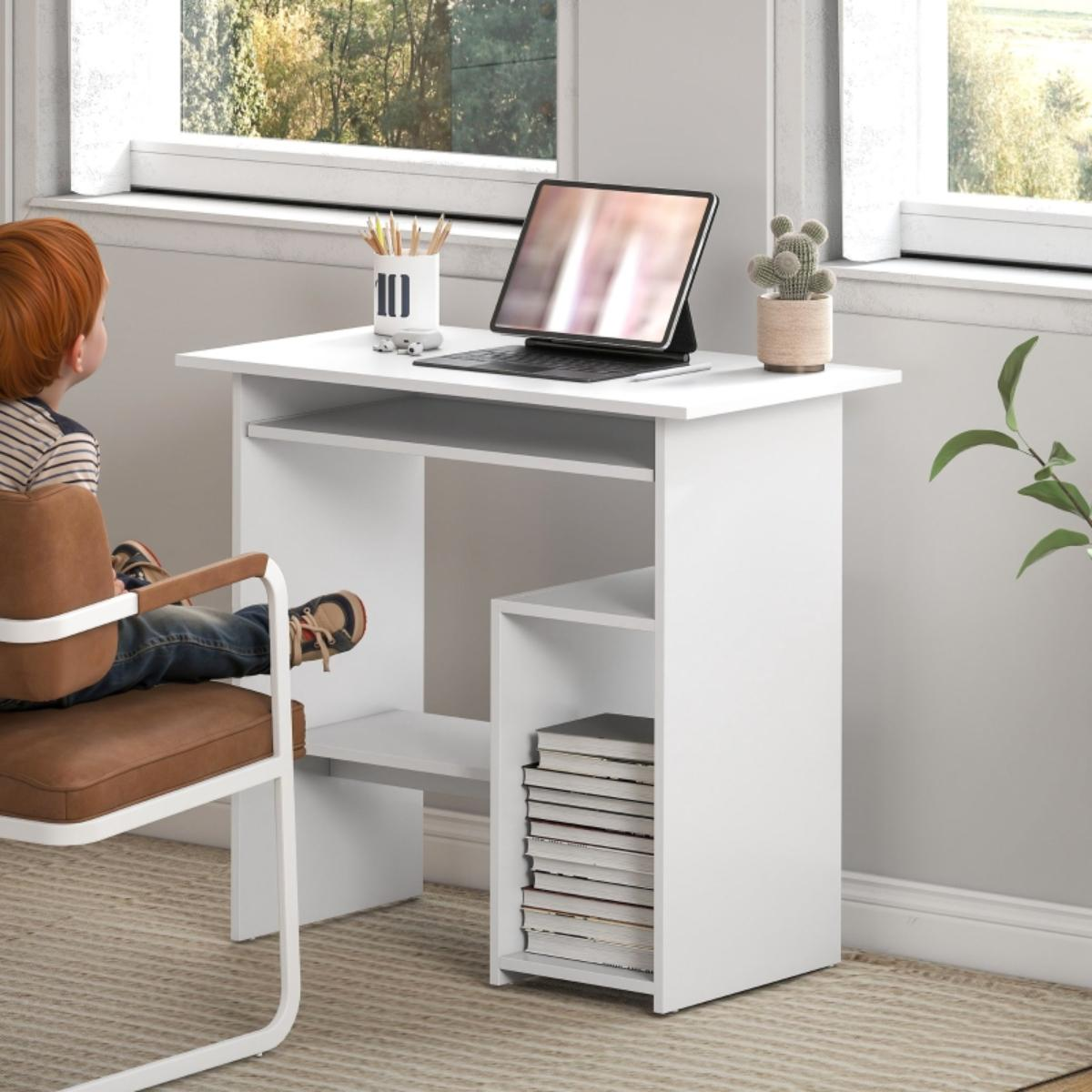 Ein weißer Schreibtisch mit einem Kind, Laptop, Büchern und einem Kaktus, in der Nähe eines Fensters positioniert.