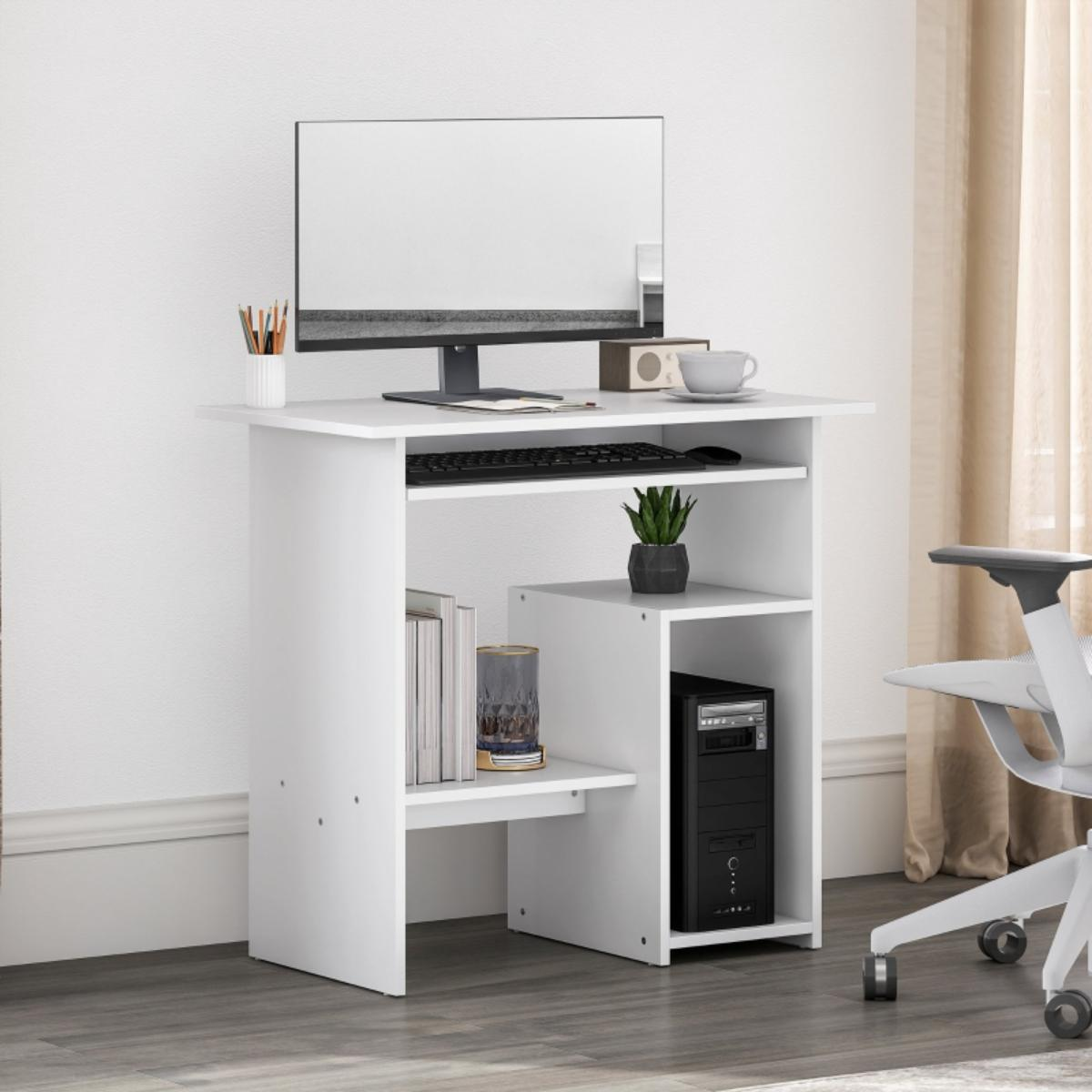 Weißer Computertisch mit Monitor, Tastatur und PC. Enthält eine Schublade und Regale. Abmessungen sind angegeben.