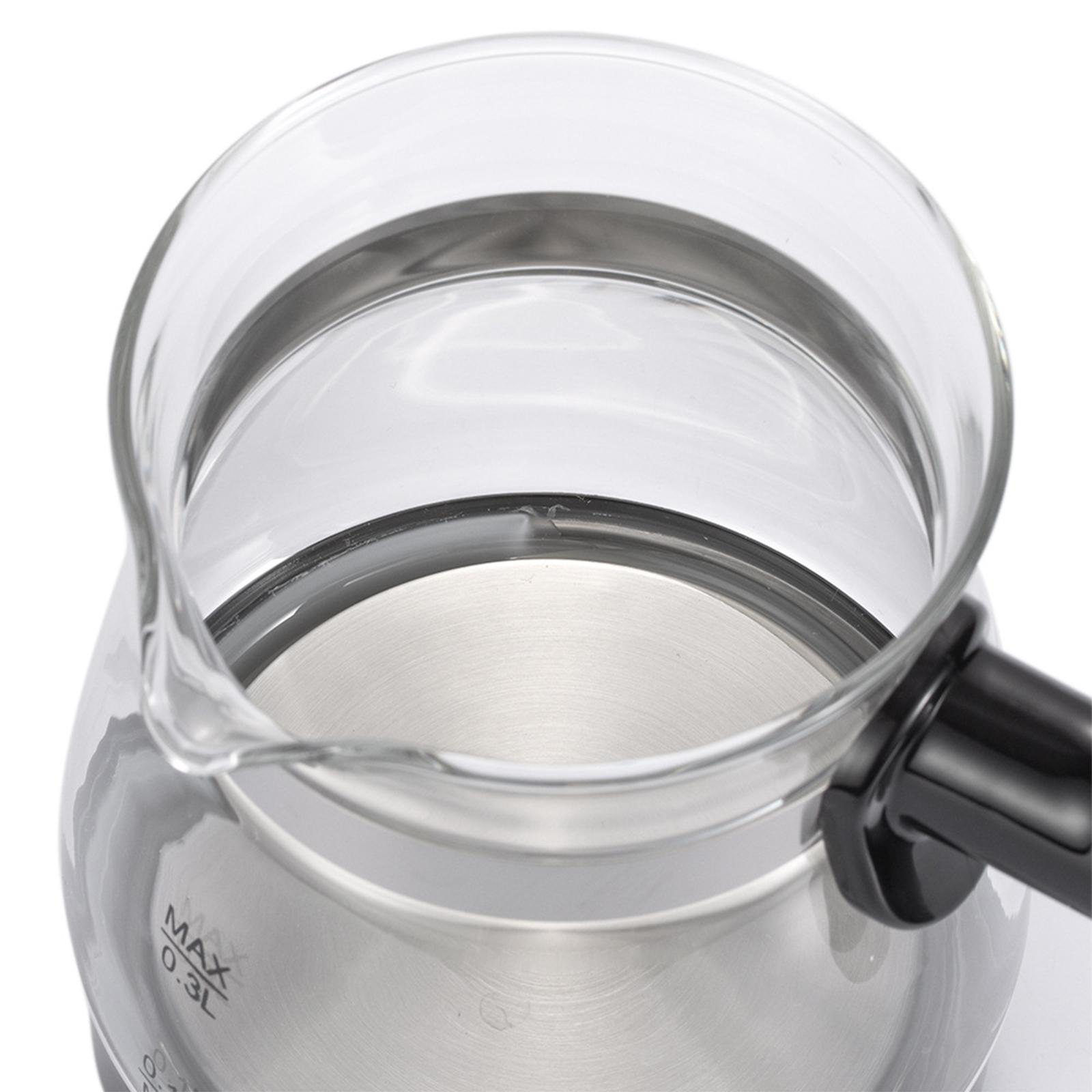 Ein klarer Glaskrug mit Edelstahlboden, gefüllt mit Wasser.