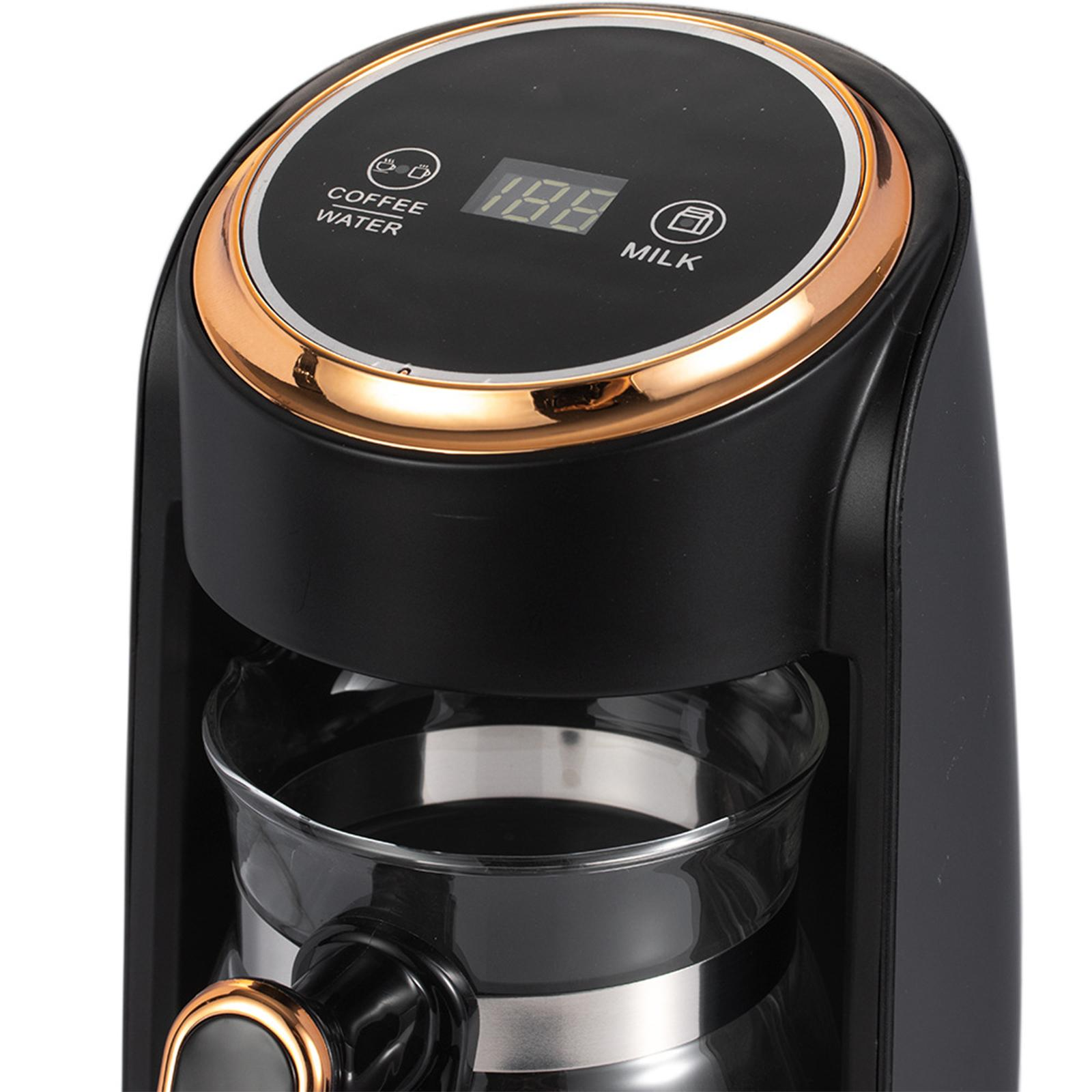 Nahaufnahme des Displays einer schwarz-goldenen Kaffeemaschine, das Kaffee, Wasser und Milch anzeigt.