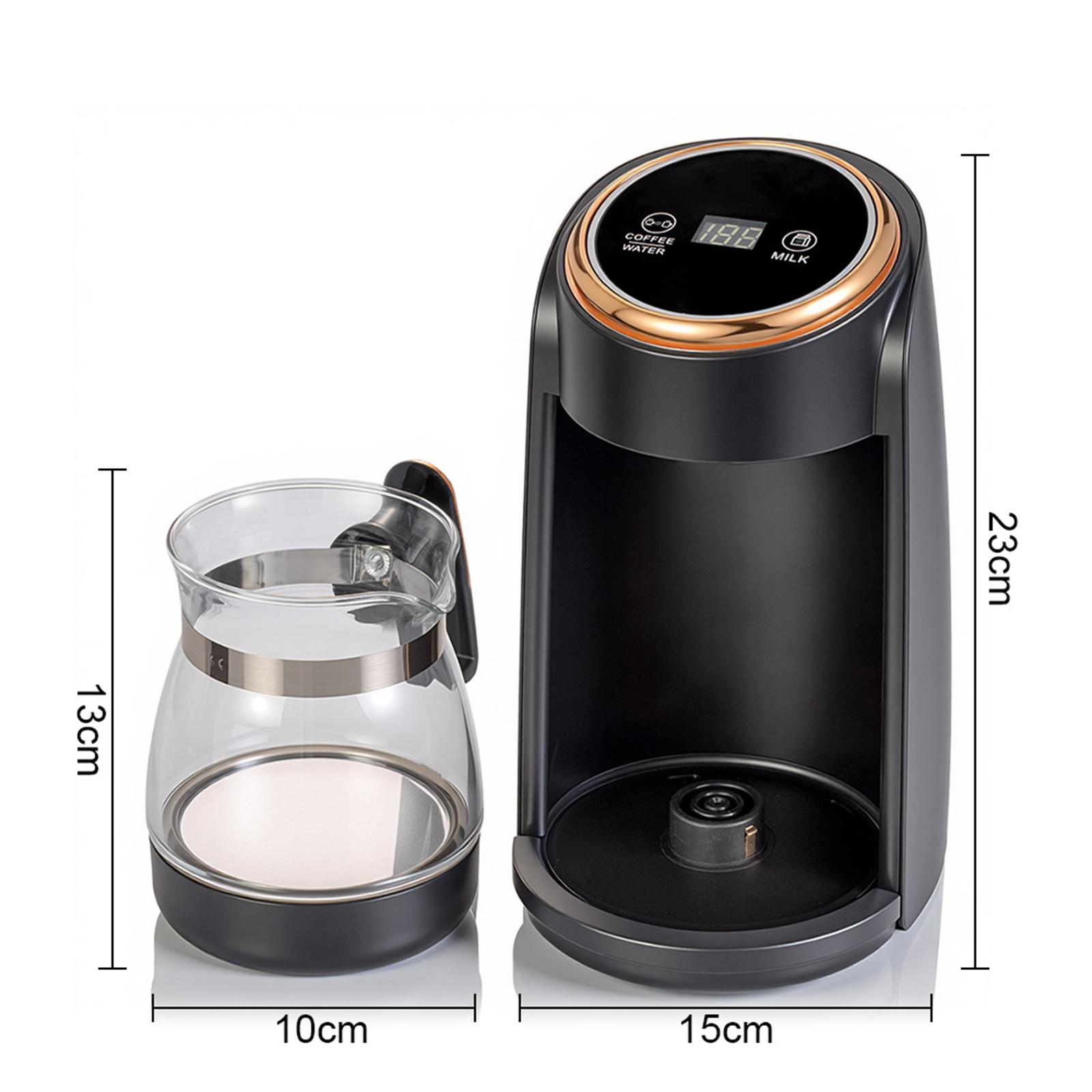 Eine schwarz-goldene Kaffeemaschine mit Glaskaraffe, die Messungen anzeigt.