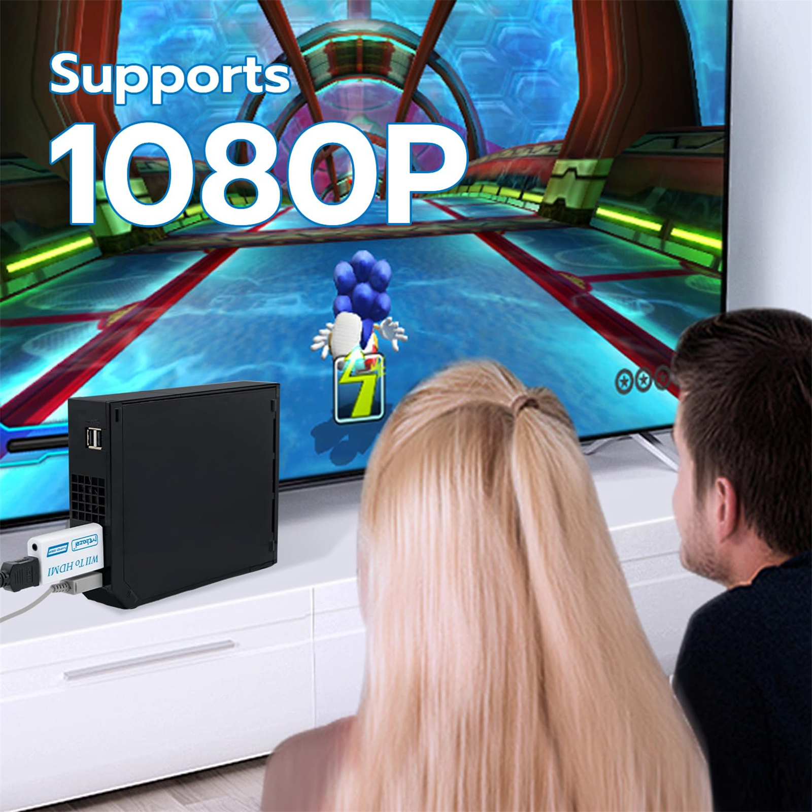 Eine Frau und ein Mann schauen auf einen Fernsehbildschirm. Auf dem Bildschirm ist ein Videospiel mit Sonic.