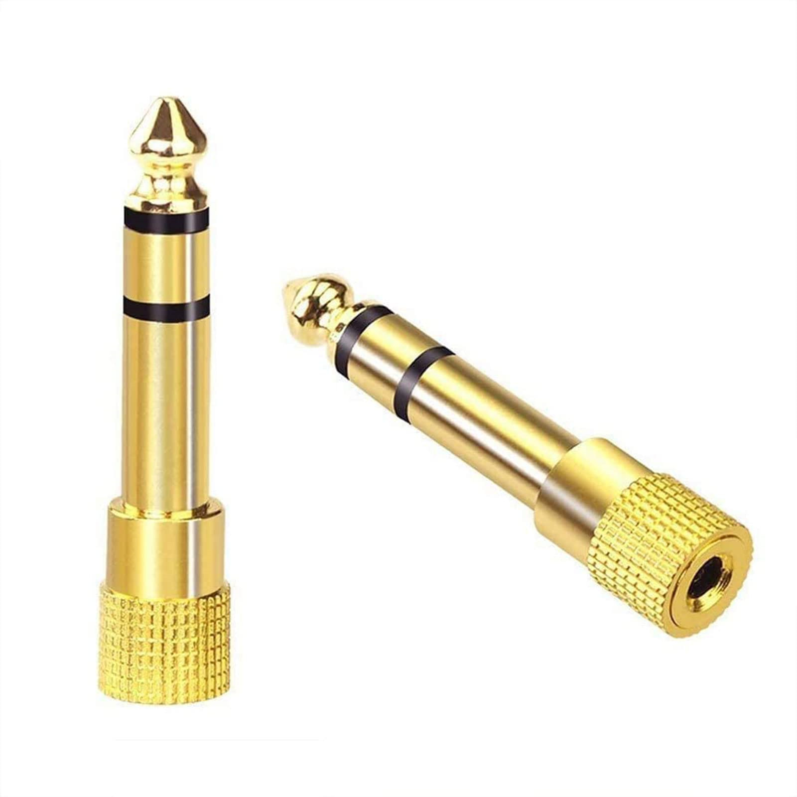 Zwei goldfarbene Audio-Klinkenadapter. Einer ist ein 6,35-mm-Stecker zu einer 3,5-mm-Buchse. Der andere ist ein 3,5-mm-Stecker.