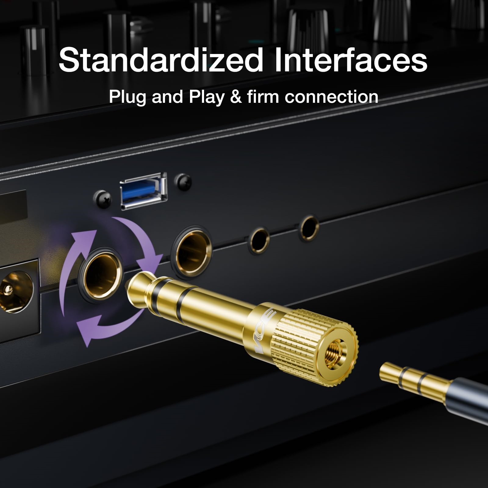 Nahaufnahme eines Audioadapters mit Golddetails. Zwei Audiobuchsen, eine eingesteckt, mit schwarzem Hintergrund.