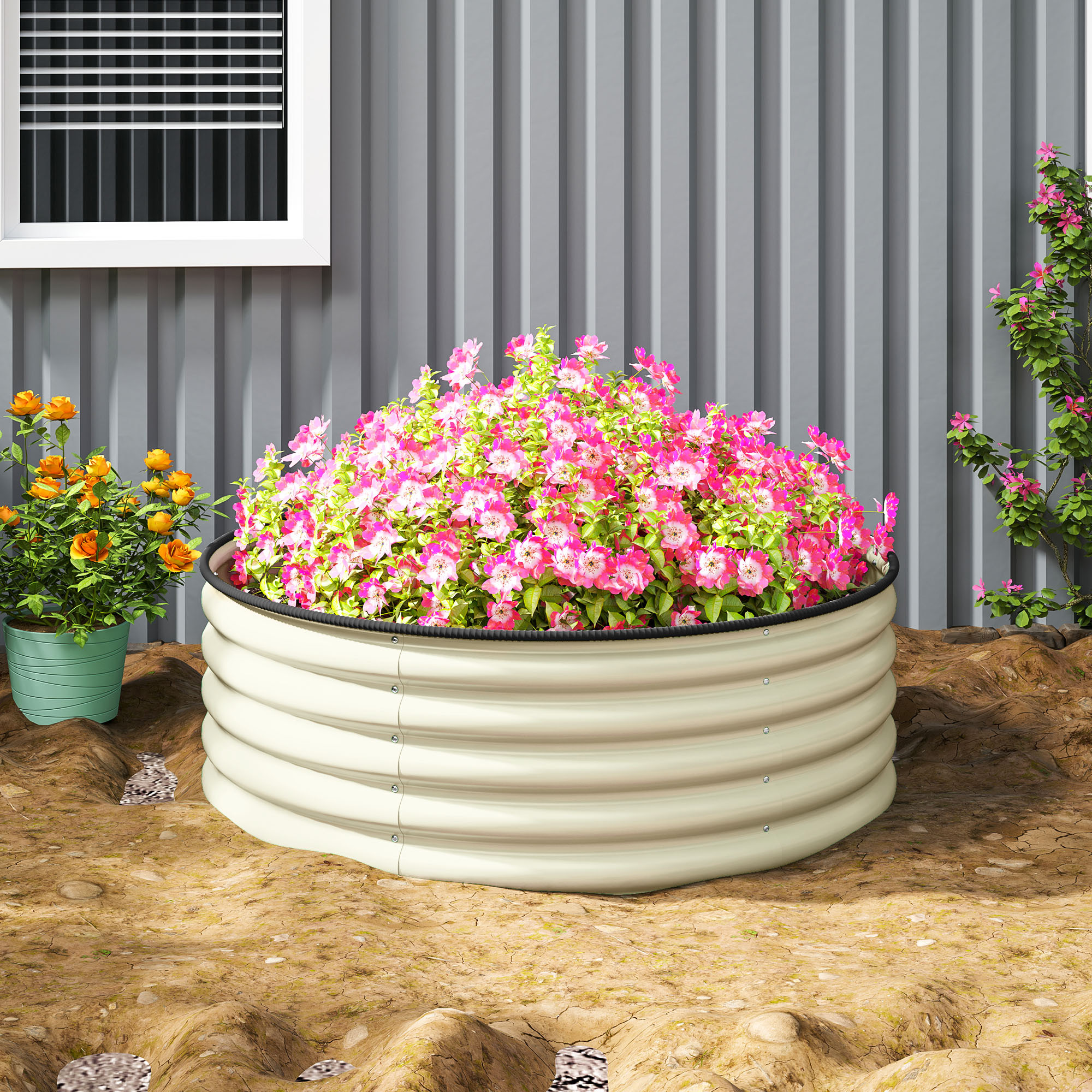 Ein runder Metallpflanzkasten mit rosa Blumen steht in einem Garten mit grünem Gras und verschiedenen Pflanzen im Hintergrund.