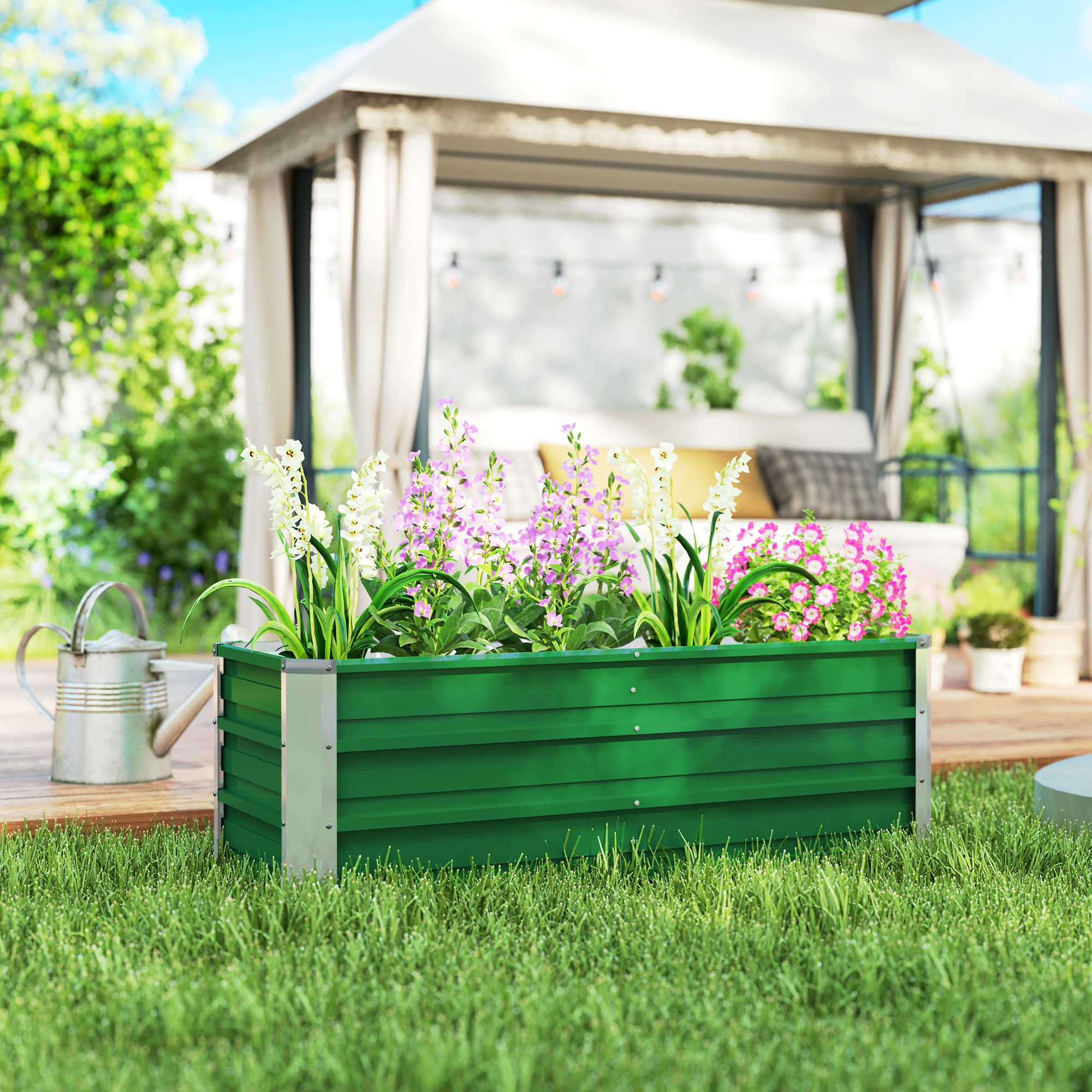 Eine grüne Pflanzkasten mit Blumen gefüllt. Im Hintergrund befindet sich ein Pavillon auf einem Holzdeck.