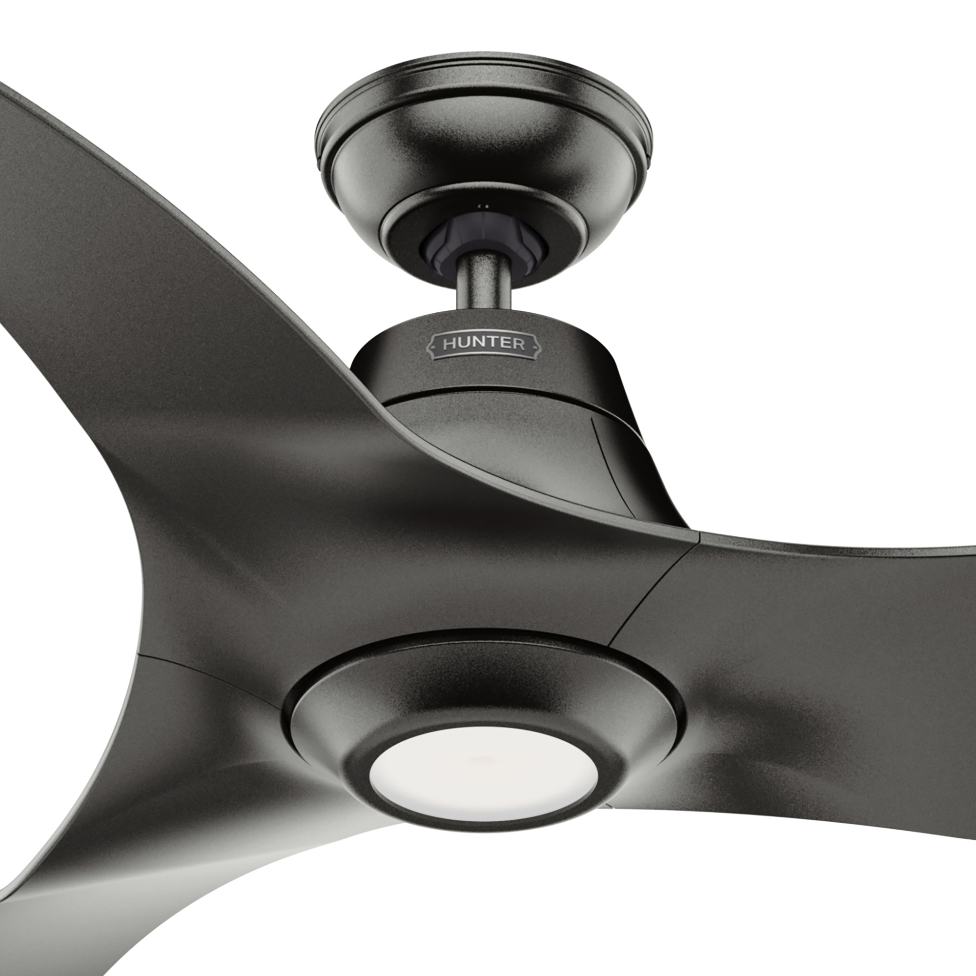 Nahaufnahme eines schwarzen Deckenventilators mit Licht.