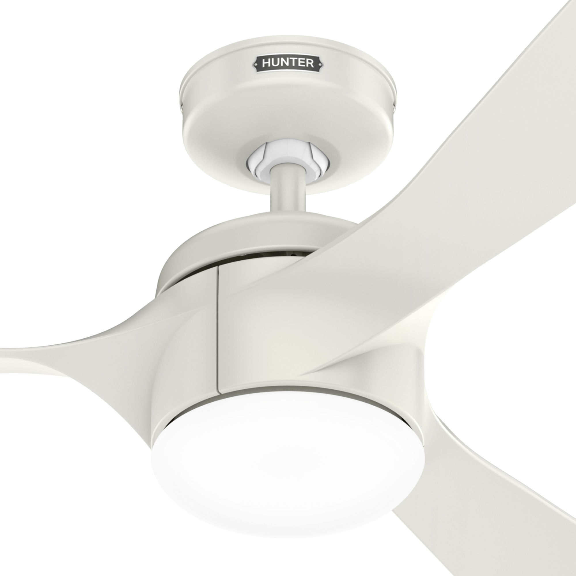 Nahaufnahme eines weißen Deckenventilators mit drei Flügeln und einem Licht unten. Der Markenname HUNTER ist sichtbar.