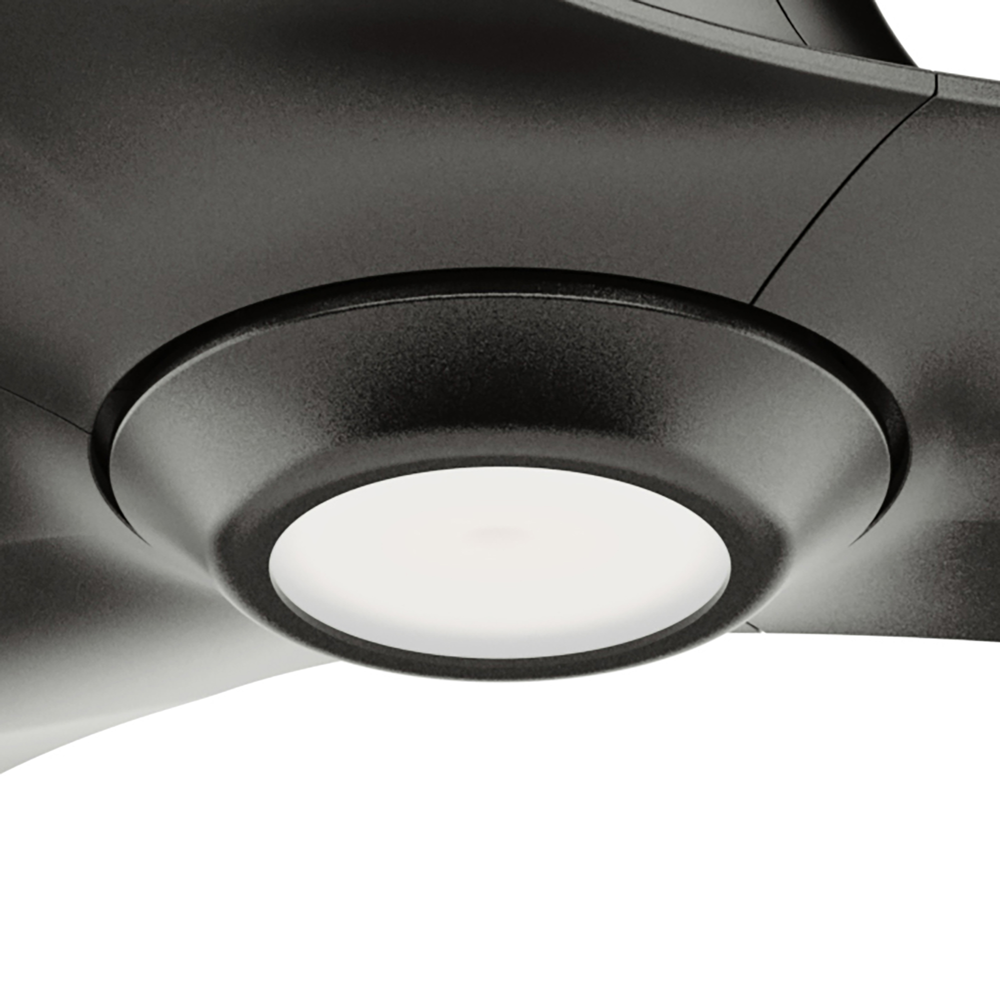 Nahaufnahme der Leuchte eines schwarzen Deckenventilators. Das Licht ist rund und weiß, in einem dunklen Metallgehäuse.