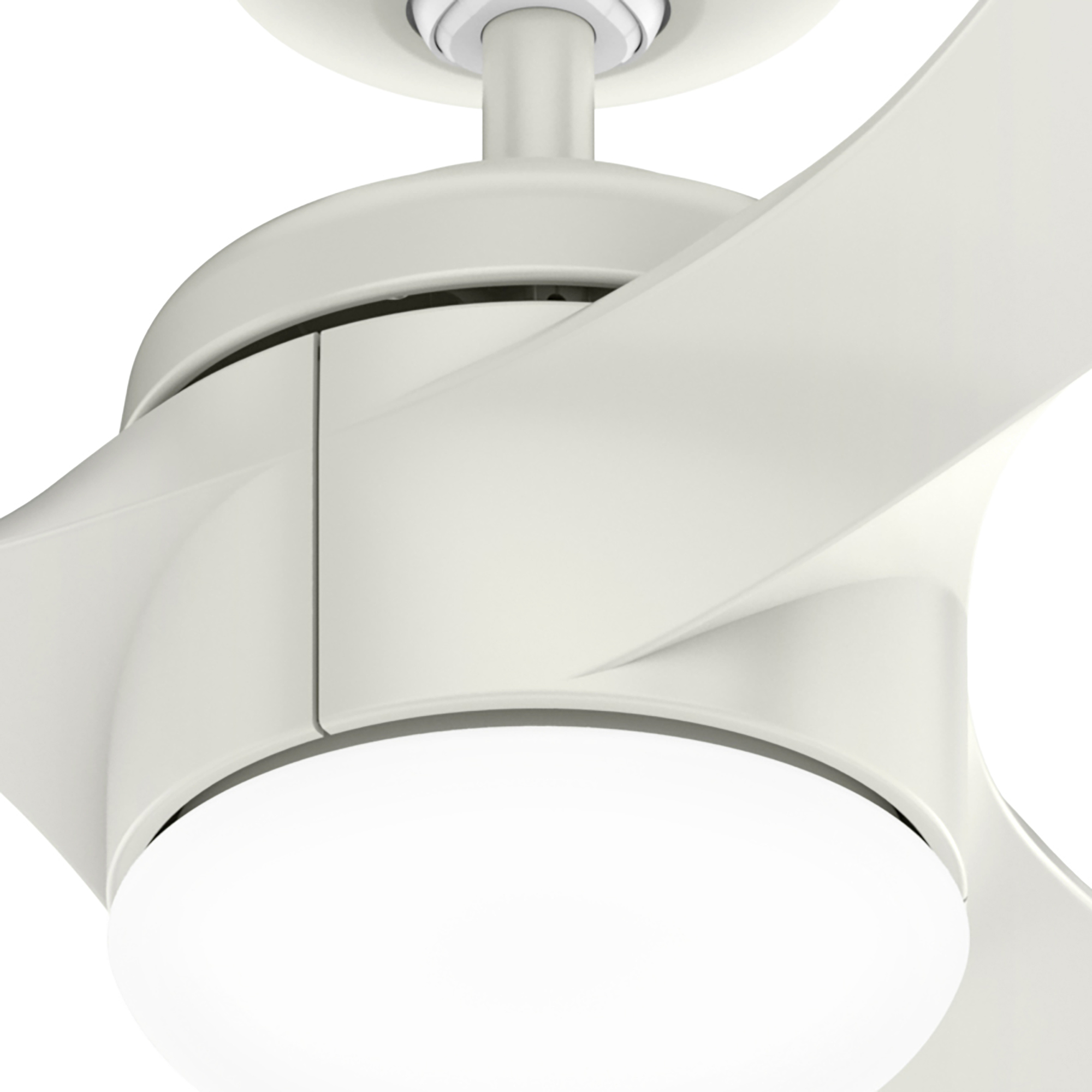 Nahaufnahme eines weißen Deckenventilators mit einer Leuchte.