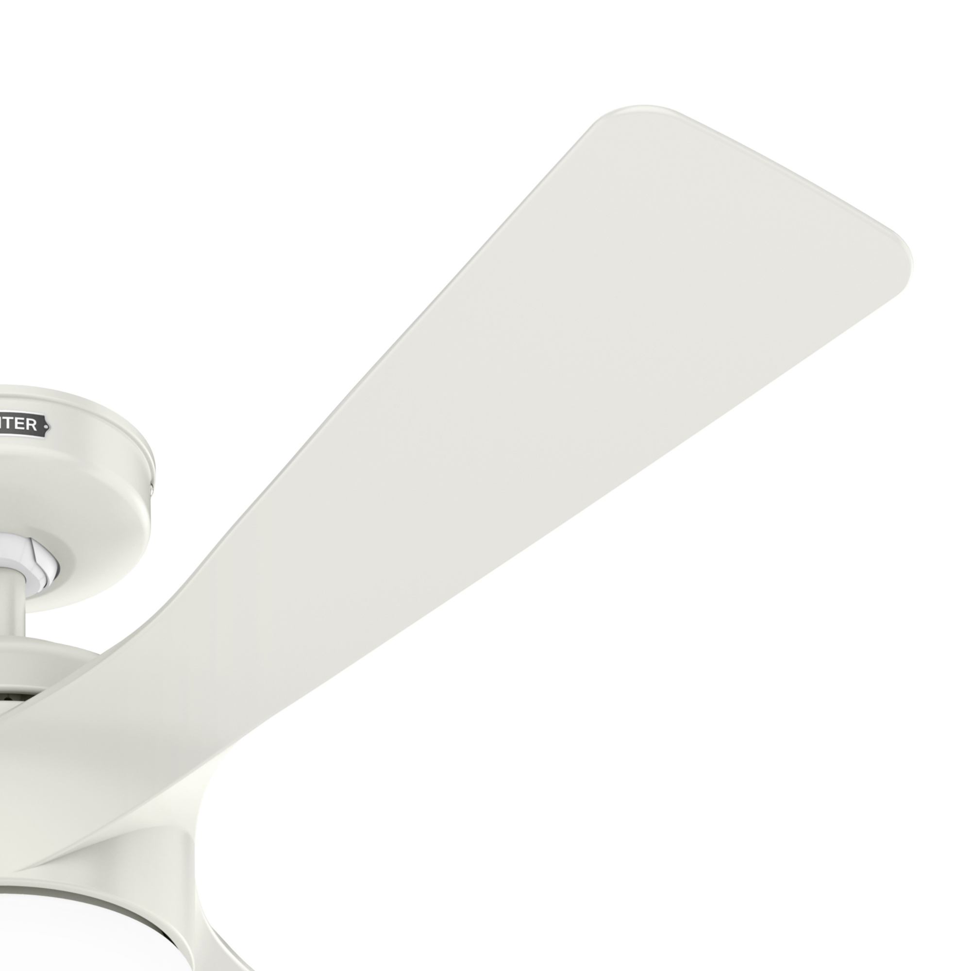 Nahaufnahme eines weißen Deckenventilatorflügels.
