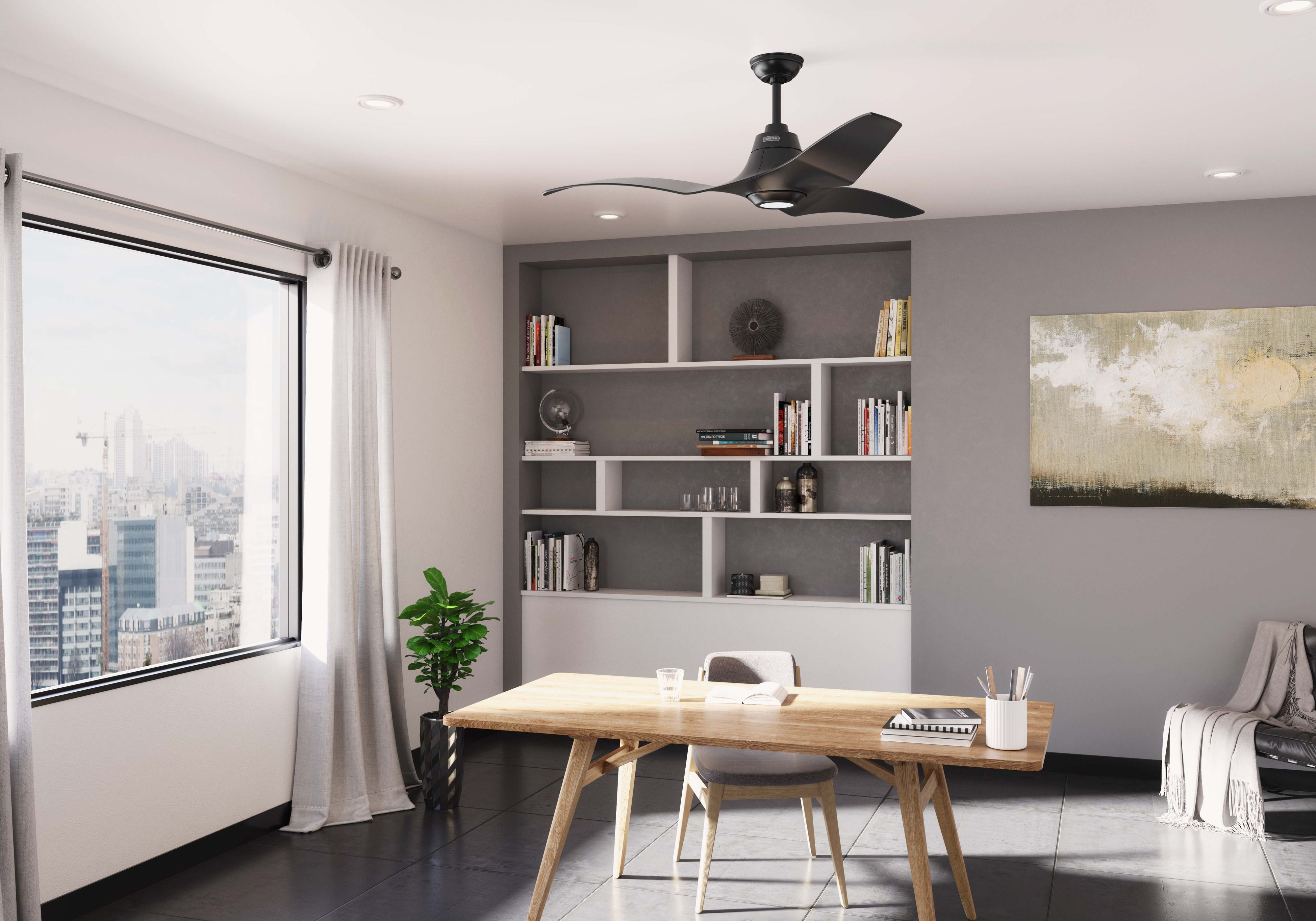 Ein Raum mit einem schwarzen Deckenventilator, Bücherregalen, Schreibtisch und großem Fenster mit Stadtblick.